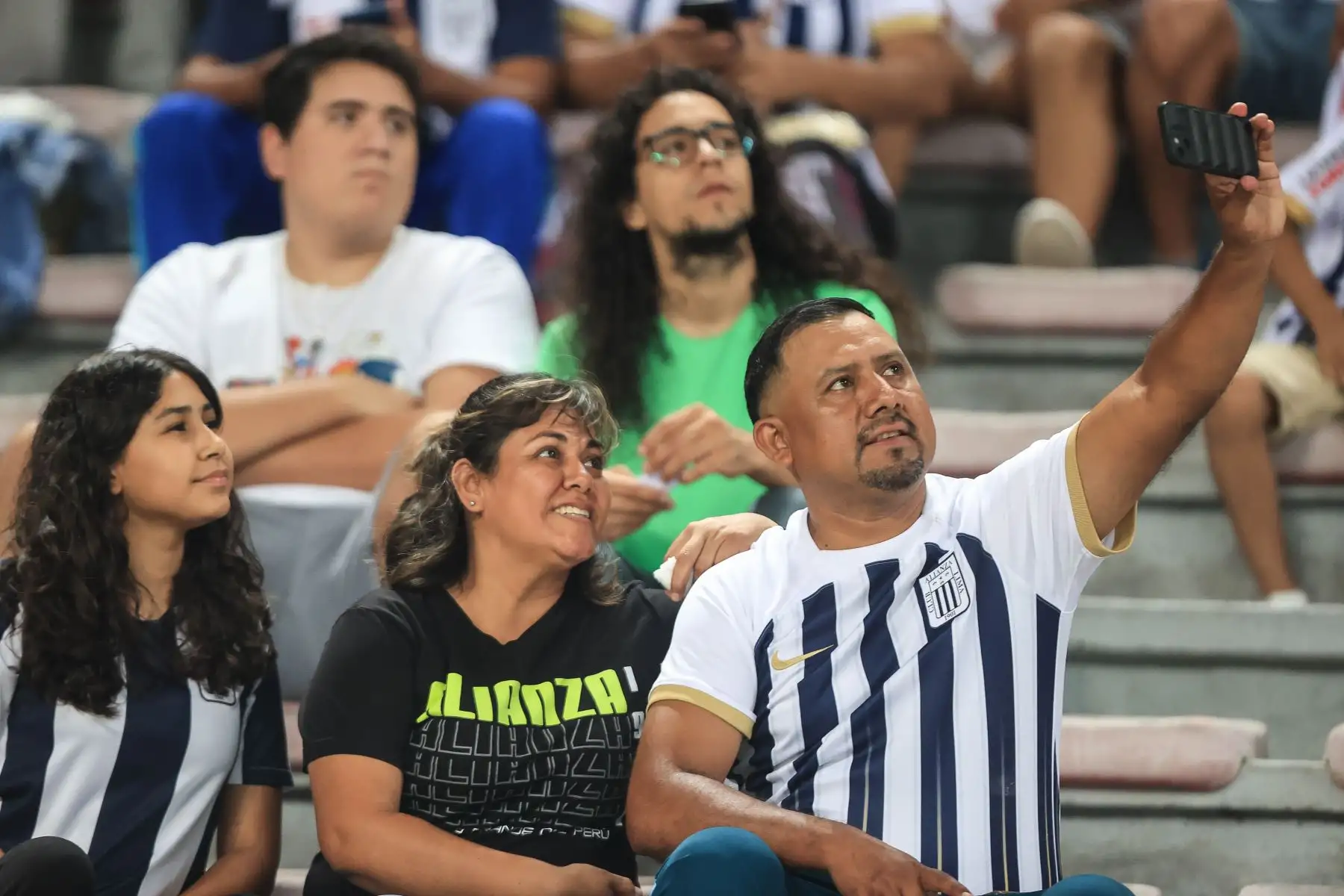 Hinchas de Alianza Lima. Alianza Lima vs Atlético Grau. Hinchas blanquiazules alientan al cuadro aliancista desde las tribunas previo al encuentro con Atlético Grau de Piura por el Torneo Apertura. Foto: ANDINA/Jhonel Rodríguez Robles