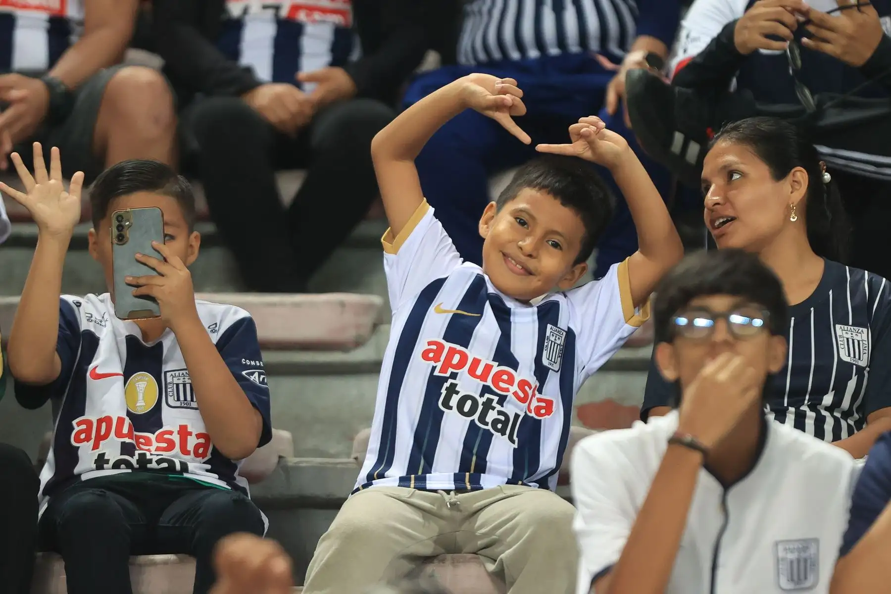Hinchas de Alianza Lima. Alianza Lima vs Atlético Grau. Hinchas blanquiazules alientan al cuadro aliancista desde las tribunas previo al encuentro con Atlético Grau de Piura por el Torneo Apertura. Foto: ANDINA/Jhonel Rodríguez Robles