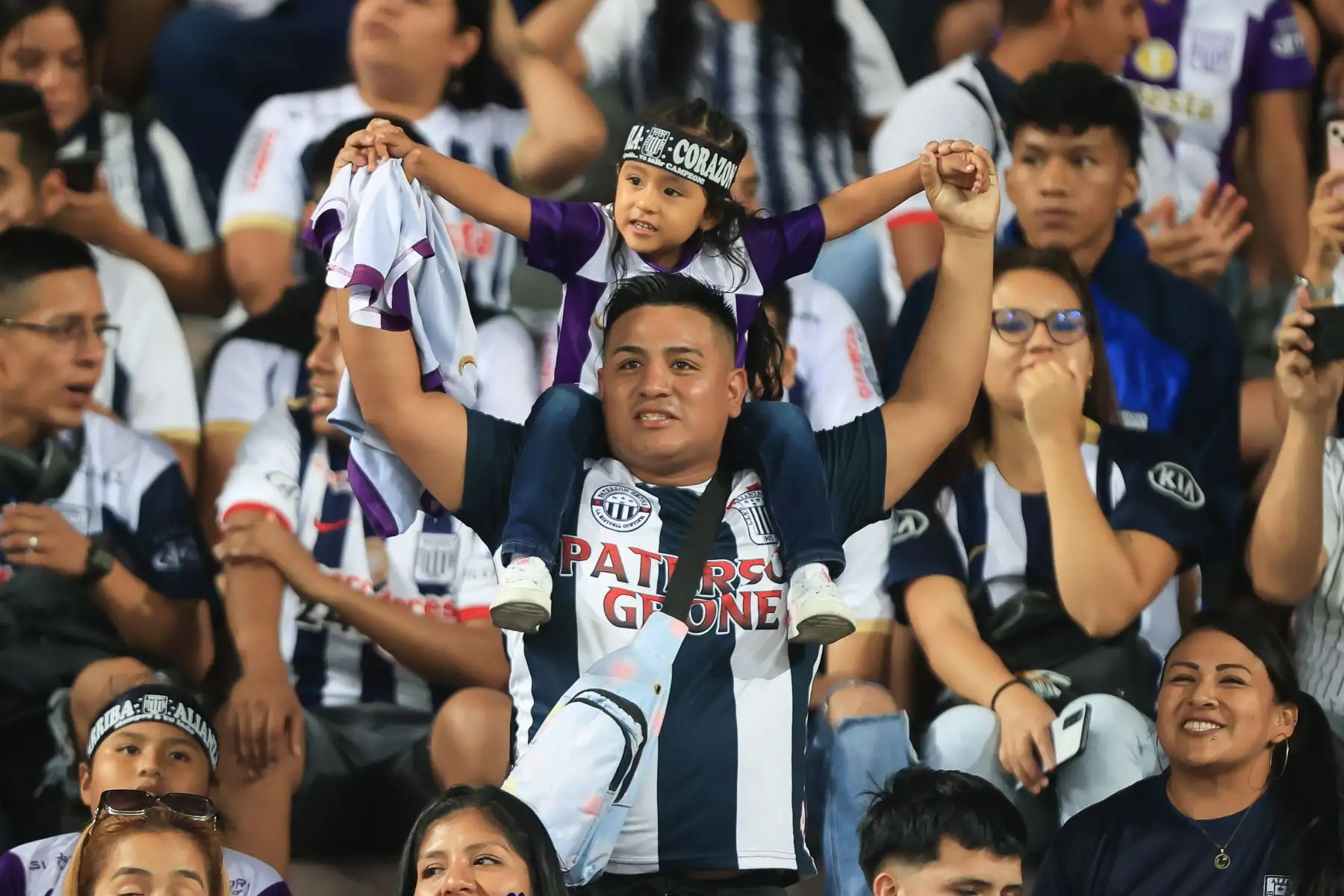 Alianza Lima vs Atlético Grau. Hinchas blanquiazules alientan al cuadro aliancista desde las tribunas previo al encuentro con Atlético Grau de Piura por el Torneo Apertura. Foto: ANDINA/Jhonel Rodríguez Robles