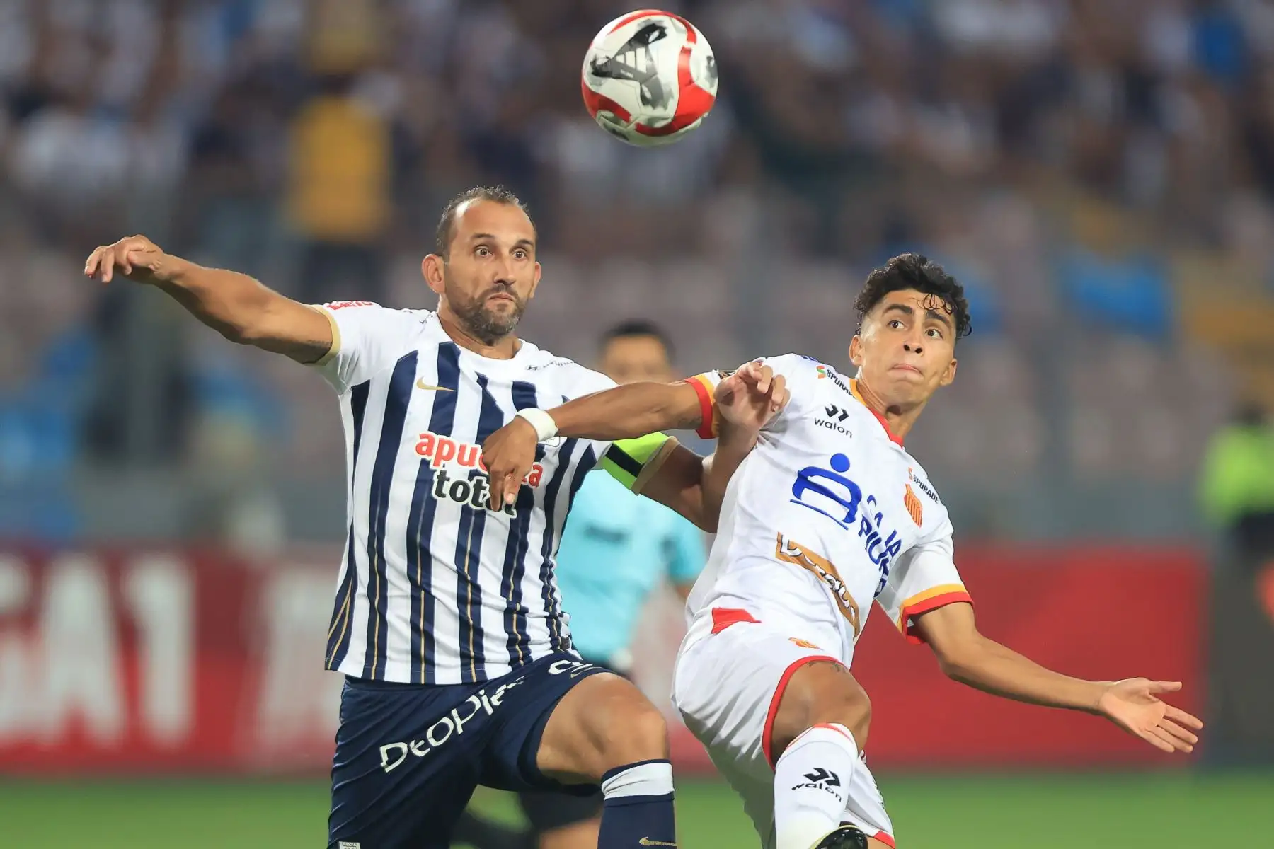 Hernán Barcos domina el balón. Alianza Lima enfrenta a Atlético Grau por el Torneo Apertura de la Liga 1. El encuentro se disputa en el Estadio Nacional. Foto: ANDINA/Jhonel Rodríguez Robles