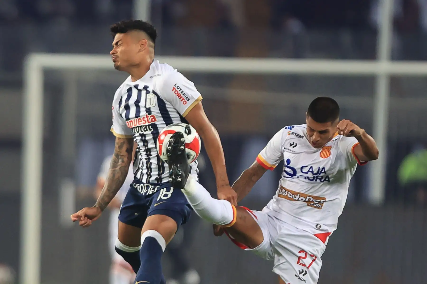 De Santis disputa el balón. Alianza Lima enfrenta a Atlético Grau por el Torneo Apertura de la Liga 1. El encuentro se disputa en el Estadio Nacional. Foto: ANDINA/Jhonel Rodríguez Robles