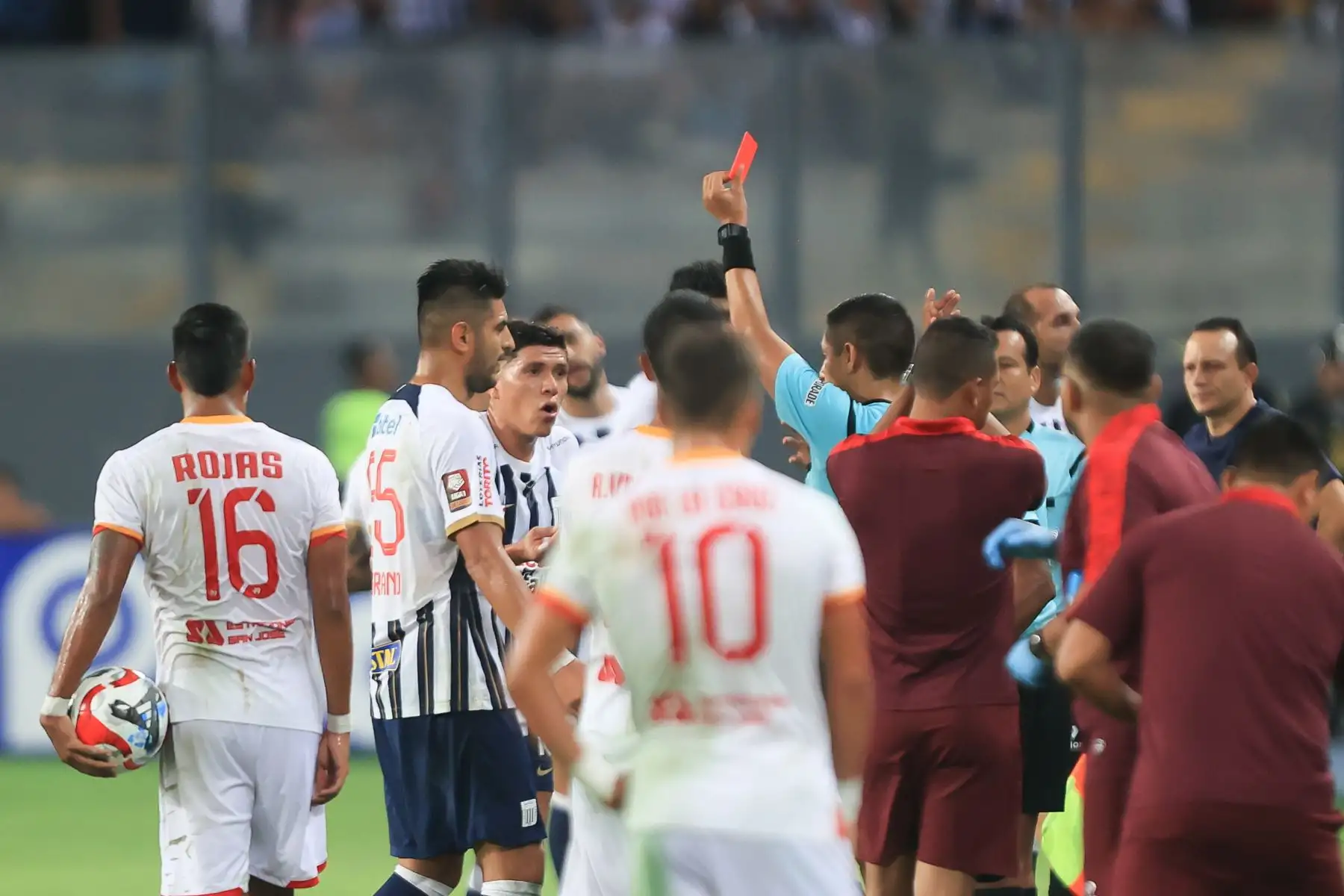 Jesús Castillo se fue expulsado en el primer tiempo. Alianza Lima enfrenta a Atlético Grau por el Torneo Apertura de la Liga 1. El encuentro se disputa en el Estadio Nacional. Foto: ANDINA/Jhonel Rodríguez Robles