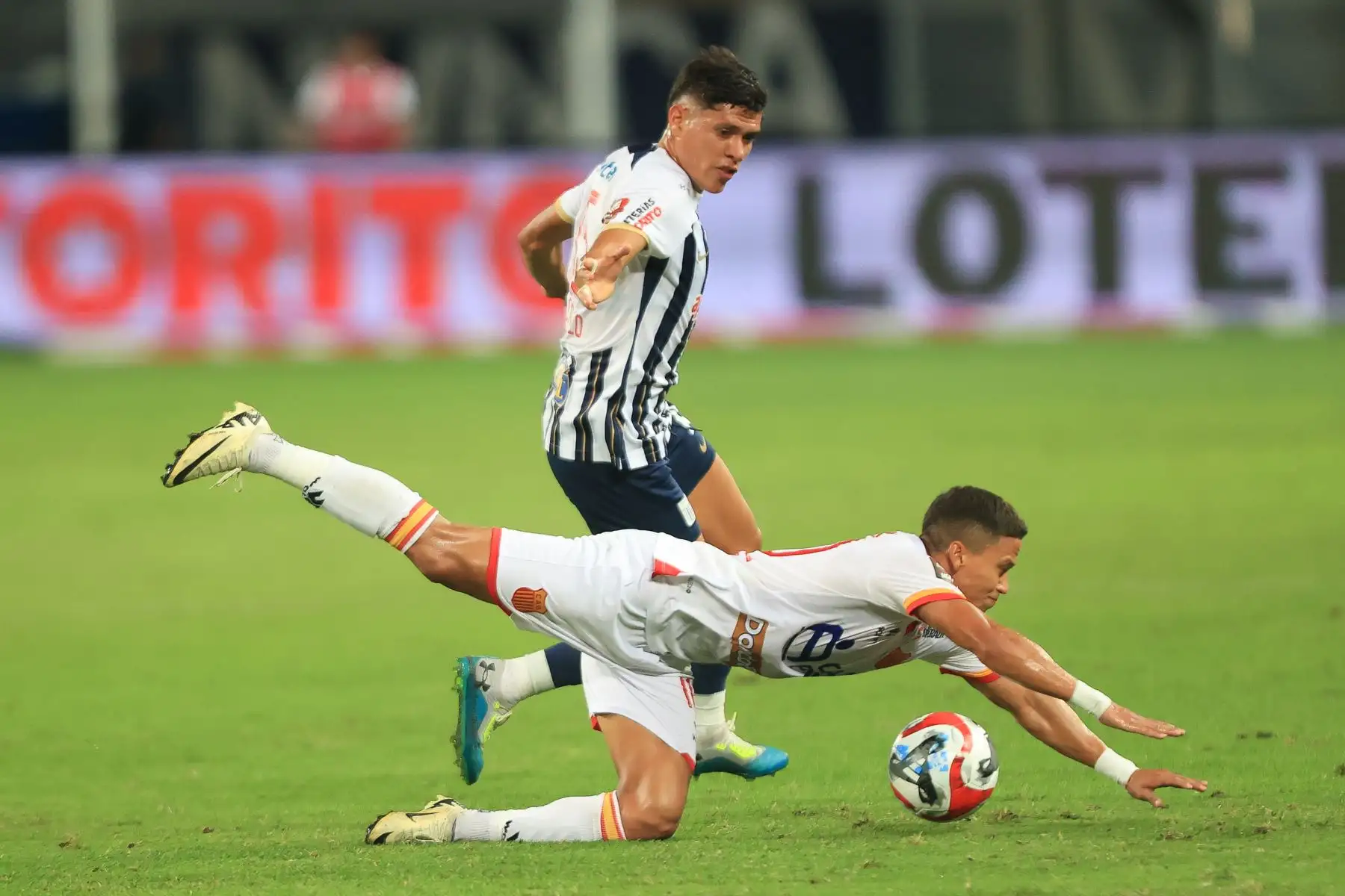 Jesús Castillo y Paulo De la Cruz disputan el balón. Alianza Lima enfrenta a Atlético Grau por el Torneo Apertura de la Liga 1. El encuentro se disputa en el Estadio Nacional. Foto: ANDINA/Jhonel Rodríguez Robles