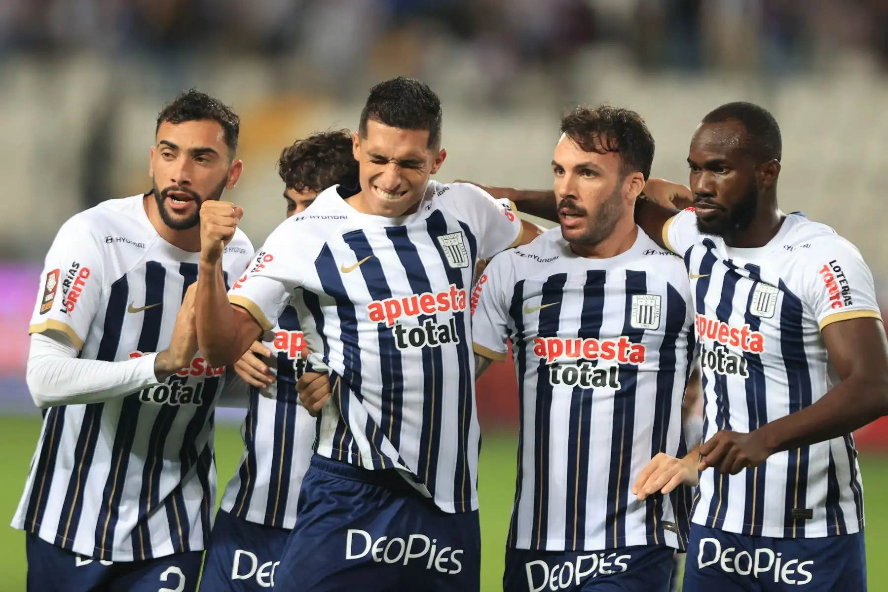 Kevin Serna celebra el primer gol de los blanquiazules. Alianza Lima enfrenta a Atlético Grau por el Torneo Apertura de la Liga 1. El encuentro se disputa en el Estadio Nacional. Foto: ANDINA/Jhonel Rodríguez Robles