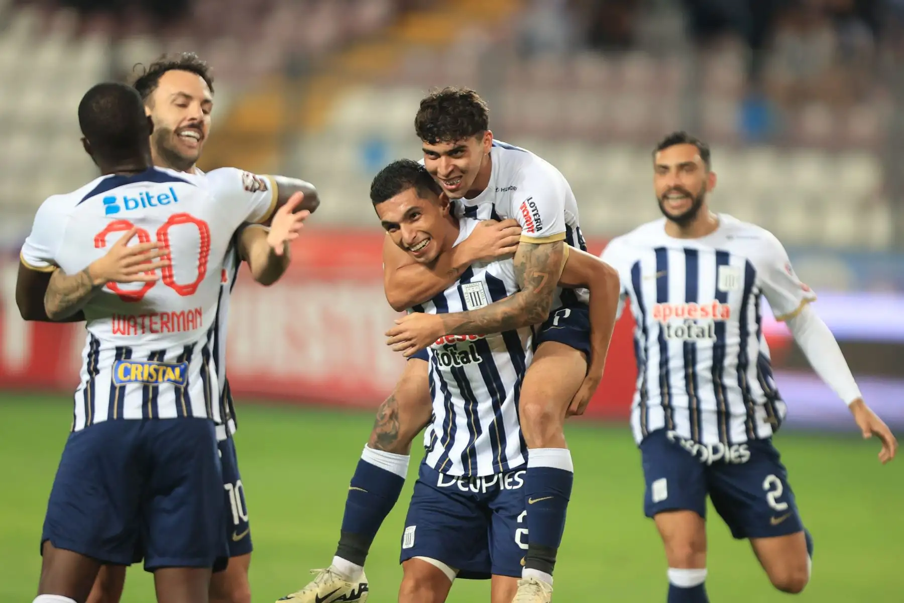 Kevin Serna celebra el primer gol de los blanquiazules. Alianza Lima enfrenta a Atlético Grau por el Torneo Apertura de la Liga 1. El encuentro se disputa en el Estadio Nacional. Foto: ANDINA/Jhonel Rodríguez Robles