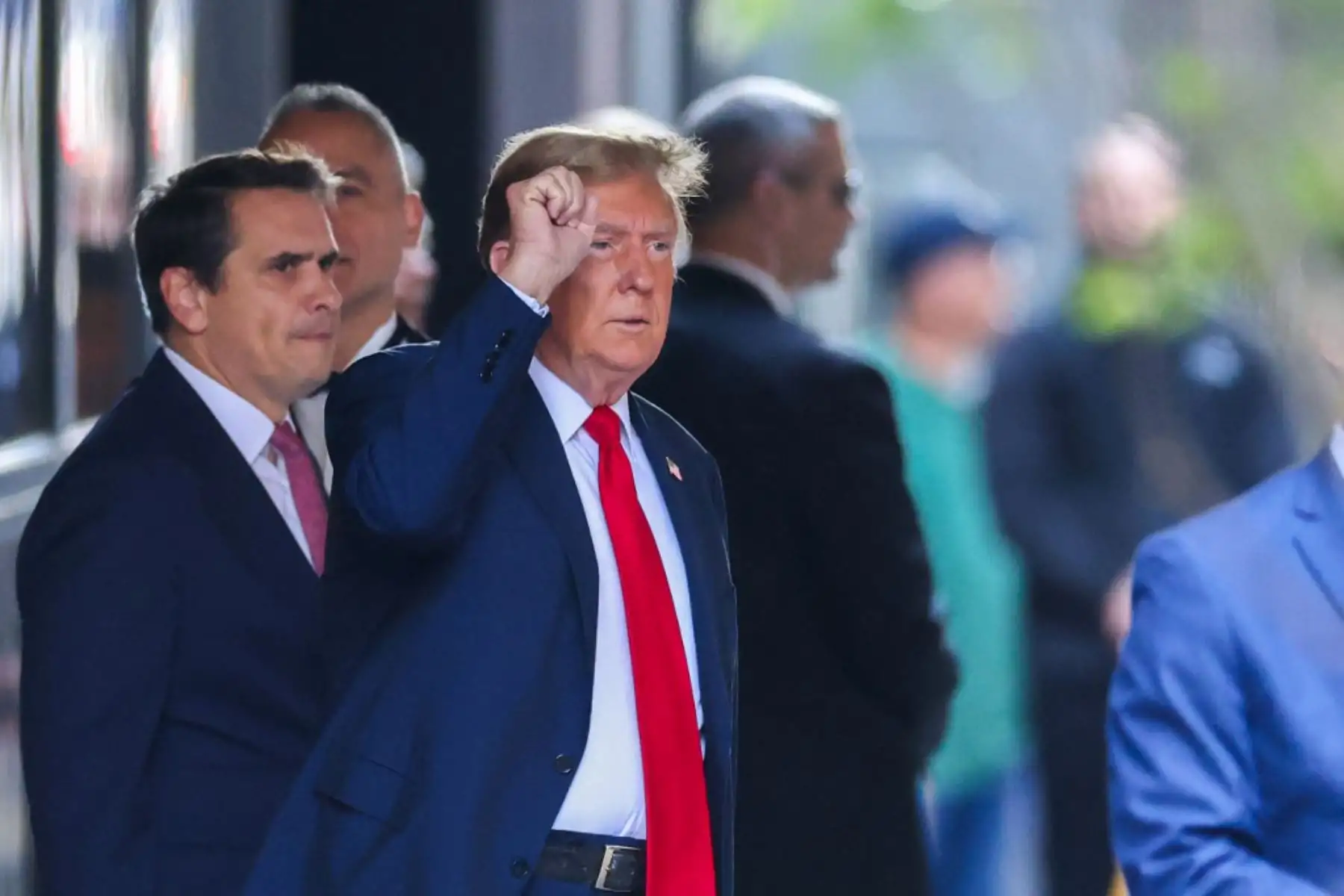 El expresidente estadounidense Donald Trump saluda mientras sale de la Torre Trump hacia el Tribunal Penal de Manhattan, para asistir al primer día de su juicio por supuestamente encubrir pagos de dinero vinculados a relaciones extramatrimoniales, en la ciudad de Nueva York. Foto: AFP