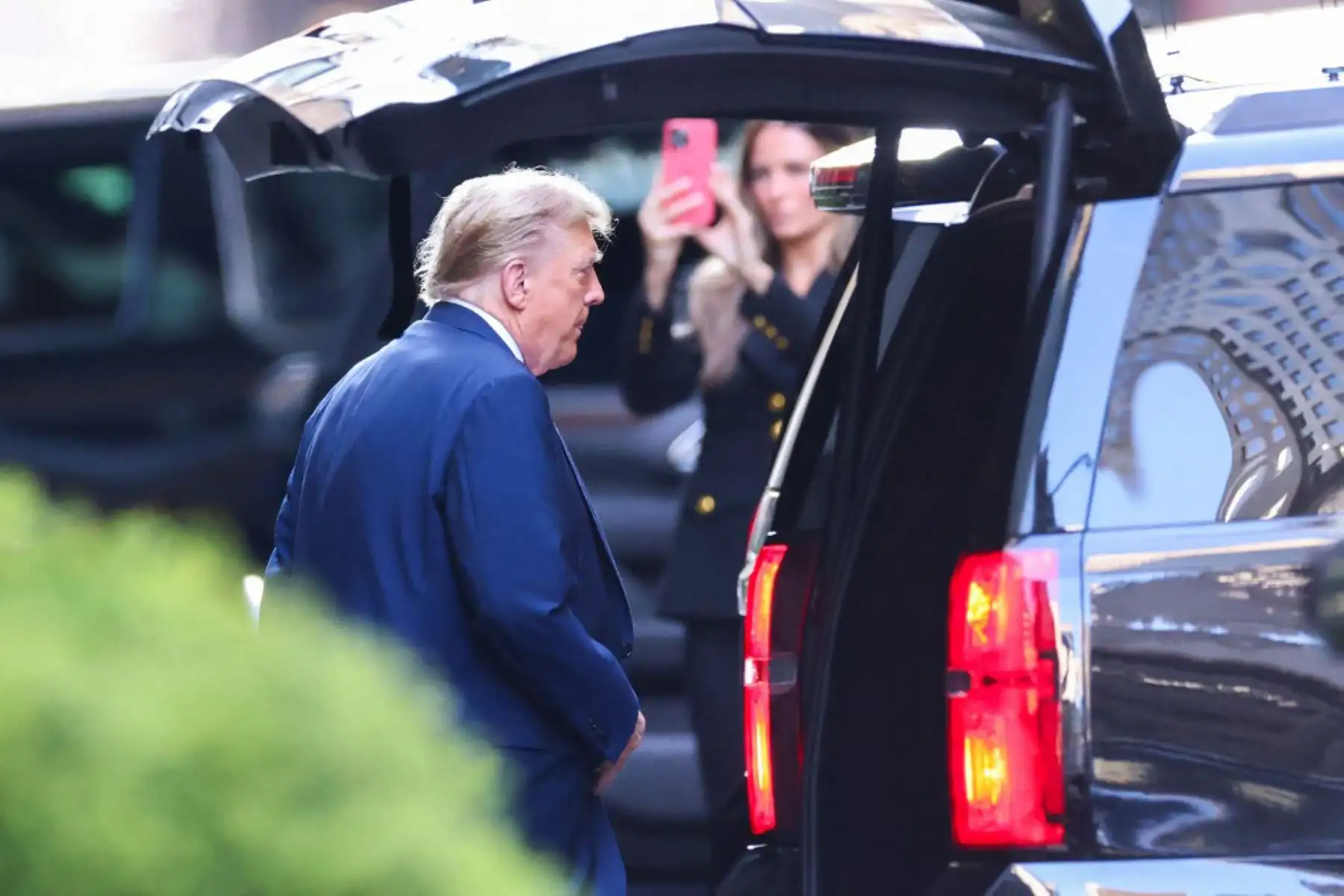 El expresidente estadounidense Donald Trump sale de la Torre Trump hacia el Tribunal Penal de Manhattan, para asistir al primer día de su juicio por supuestamente encubrir pagos de dinero vinculados a relaciones extramatrimoniales, en la ciudad de Nueva York. Foto: AFP