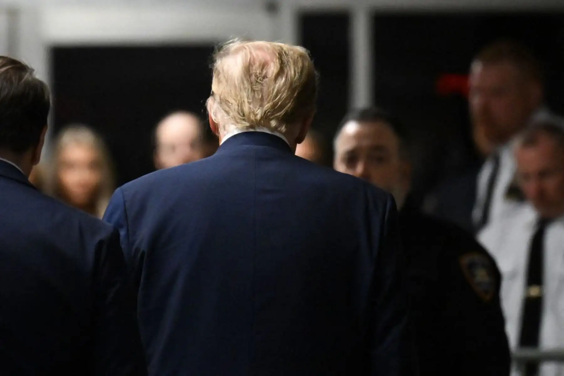 Donald Trump camina hacia la sala del tribunal después de hablar con la prensa a su llegada al primer día de su juicio por supuestamente encubrir pagos de silencio relacionados con relaciones extramatrimoniales, en el Tribunal Penal de Manhattan en la ciudad de Nueva York. Foto: AFP