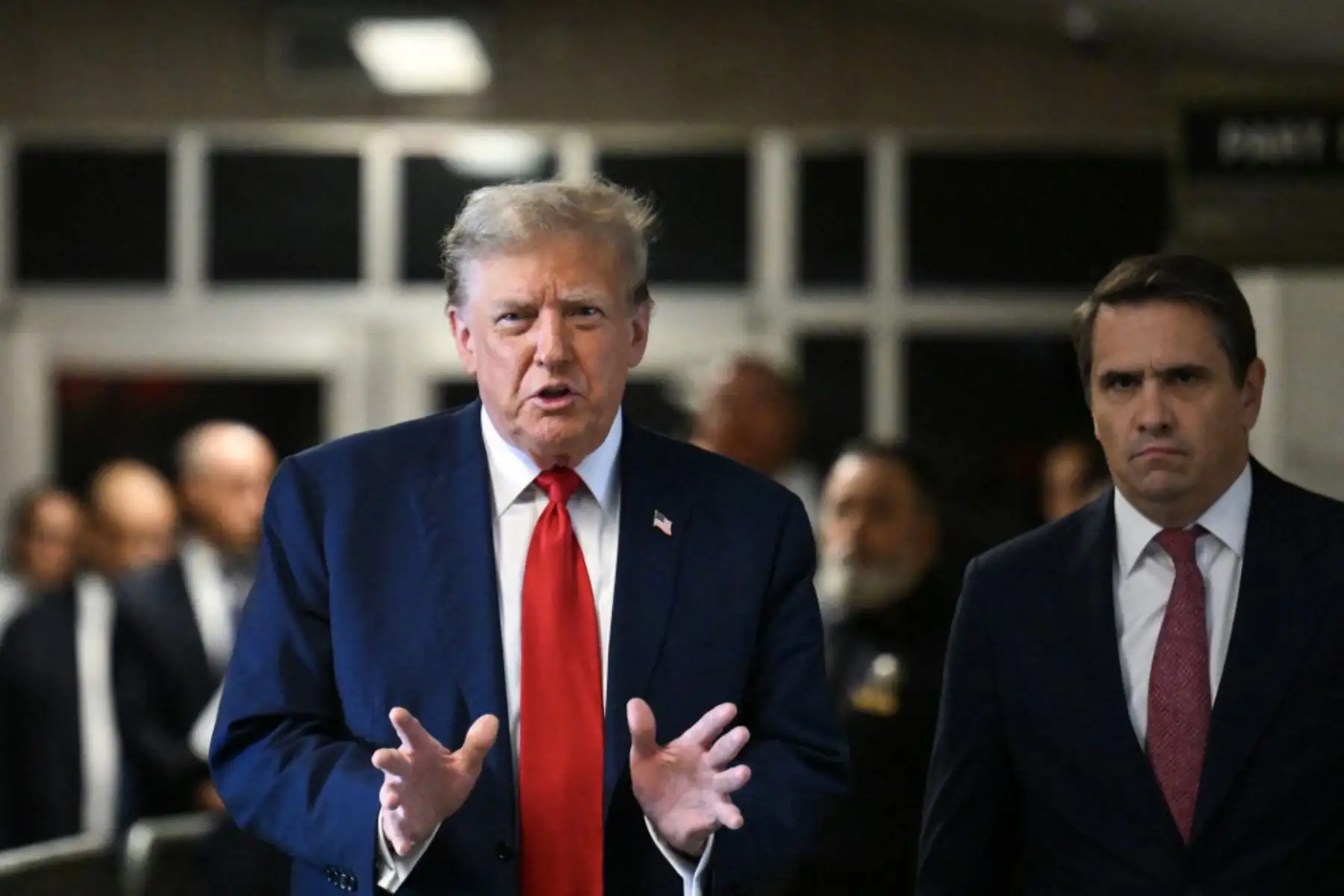 Donald Trump habla con la prensa a su llegada al primer día de su juicio por supuestamente encubrir pagos de silencio relacionados con relaciones extramatrimoniales, en el Tribunal Penal de Manhattan en la ciudad de Nueva York. Foto: AFP