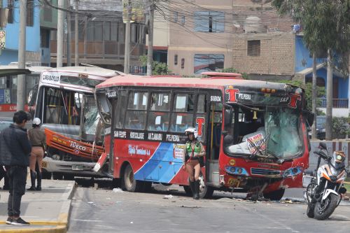 Comas: choque múltiple en avenida Túpac Amaru deja al menos 12 heridos