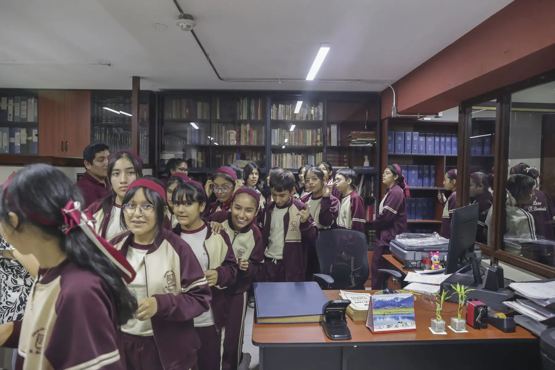 Estudiantes del colegio Liceo Bernhald Bolzano de San Juan de Lurigancho, visitaron este lunes las instalaciones de la Agencia Peruana de Noticias Andina y del Diario Oficial El Peruano, donde conocieron de cerca la labor periodística de ambos medios públicos.
Foto: ANDINA/Andrés Valle