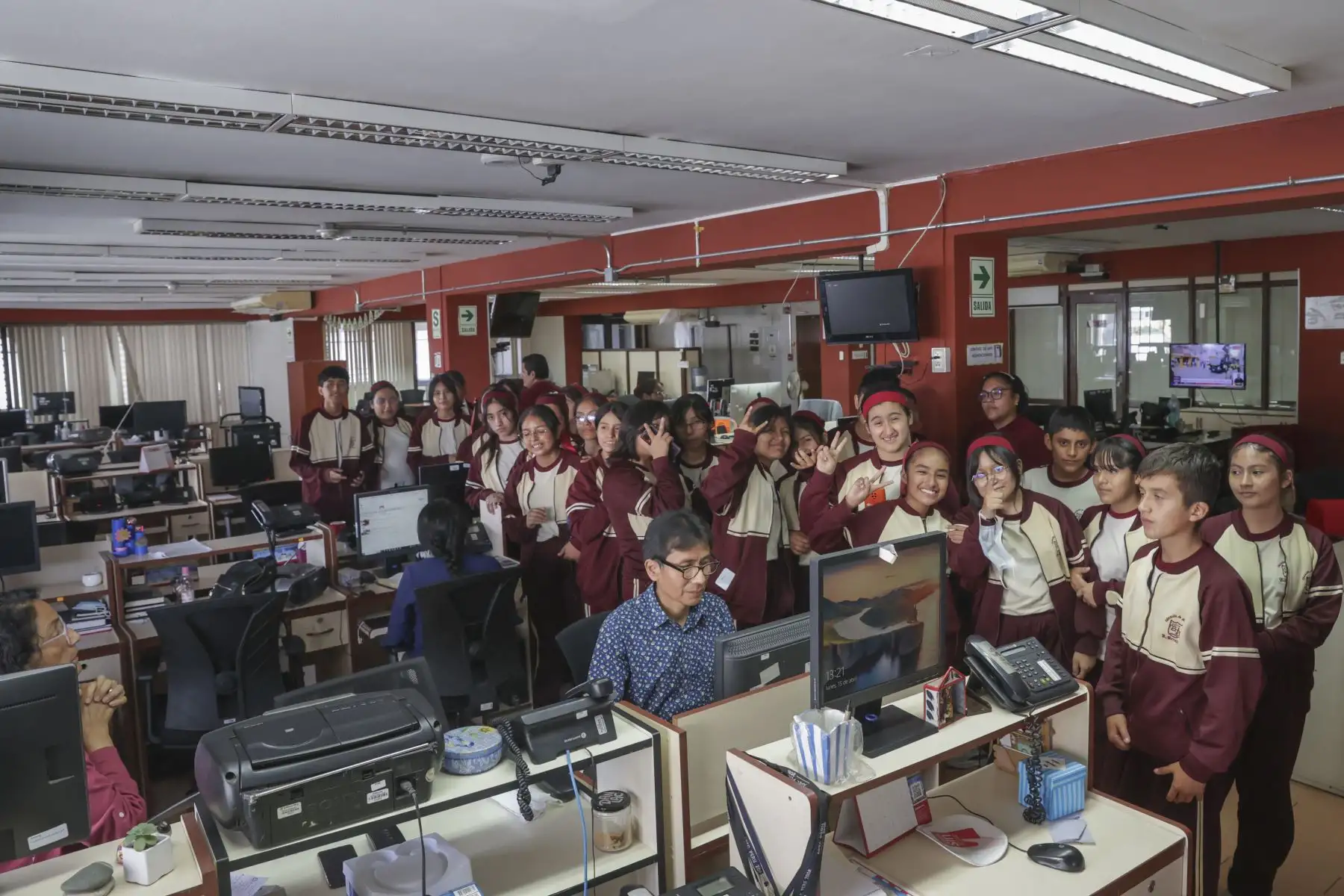 Estudiantes del colegio Liceo Bernhald Bolzano de San Juan de Lurigancho, visitaron este lunes las instalaciones de la Agencia Peruana de Noticias Andina y del Diario Oficial El Peruano, donde conocieron de cerca la labor periodística de ambos medios públicos.
Foto: ANDINA/Andrés Valle