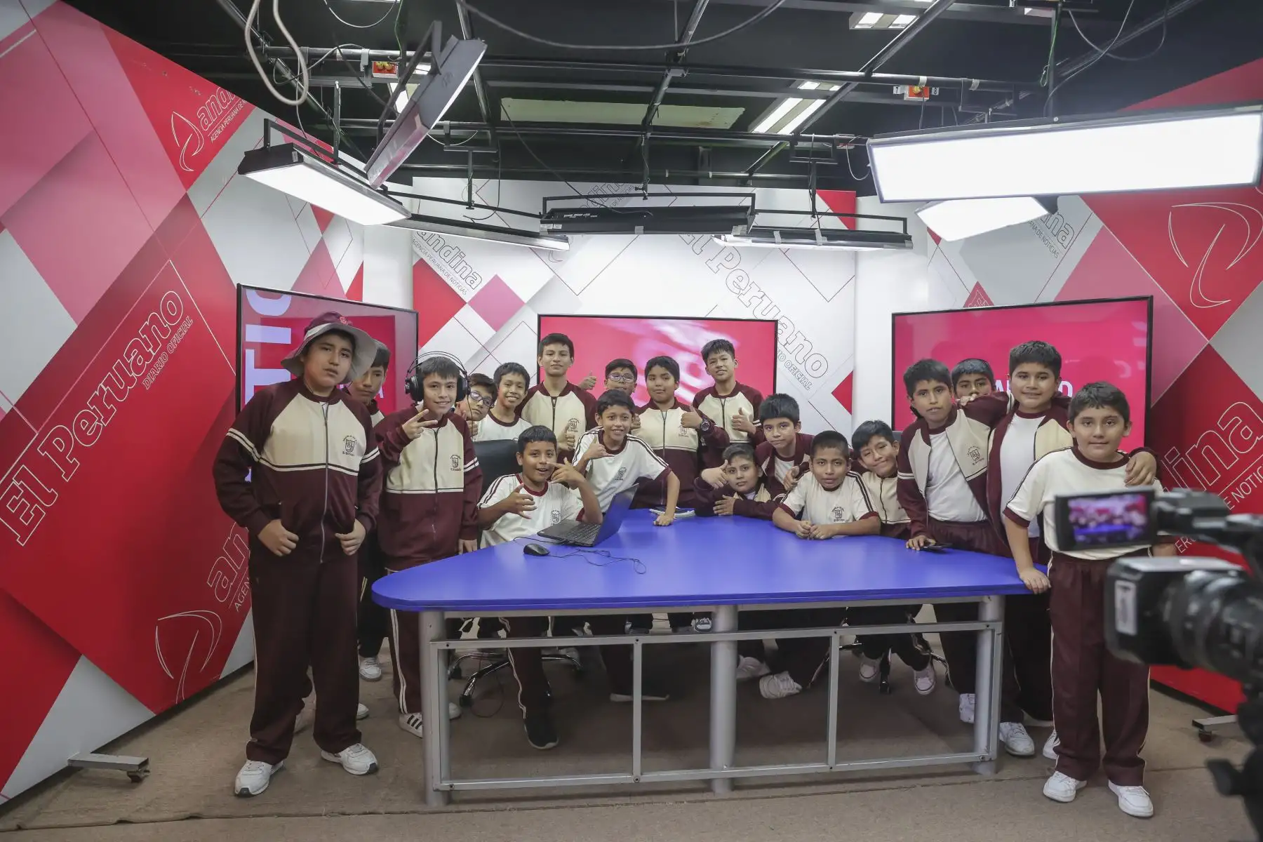 Estudiantes del colegio Liceo Bernhald Bolzano de San Juan de Lurigancho, visitaron este lunes las instalaciones de la Agencia Peruana de Noticias Andina y del Diario Oficial El Peruano, donde conocieron de cerca la labor periodística de ambos medios públicos.
Foto: ANDINA/Andrés Valle