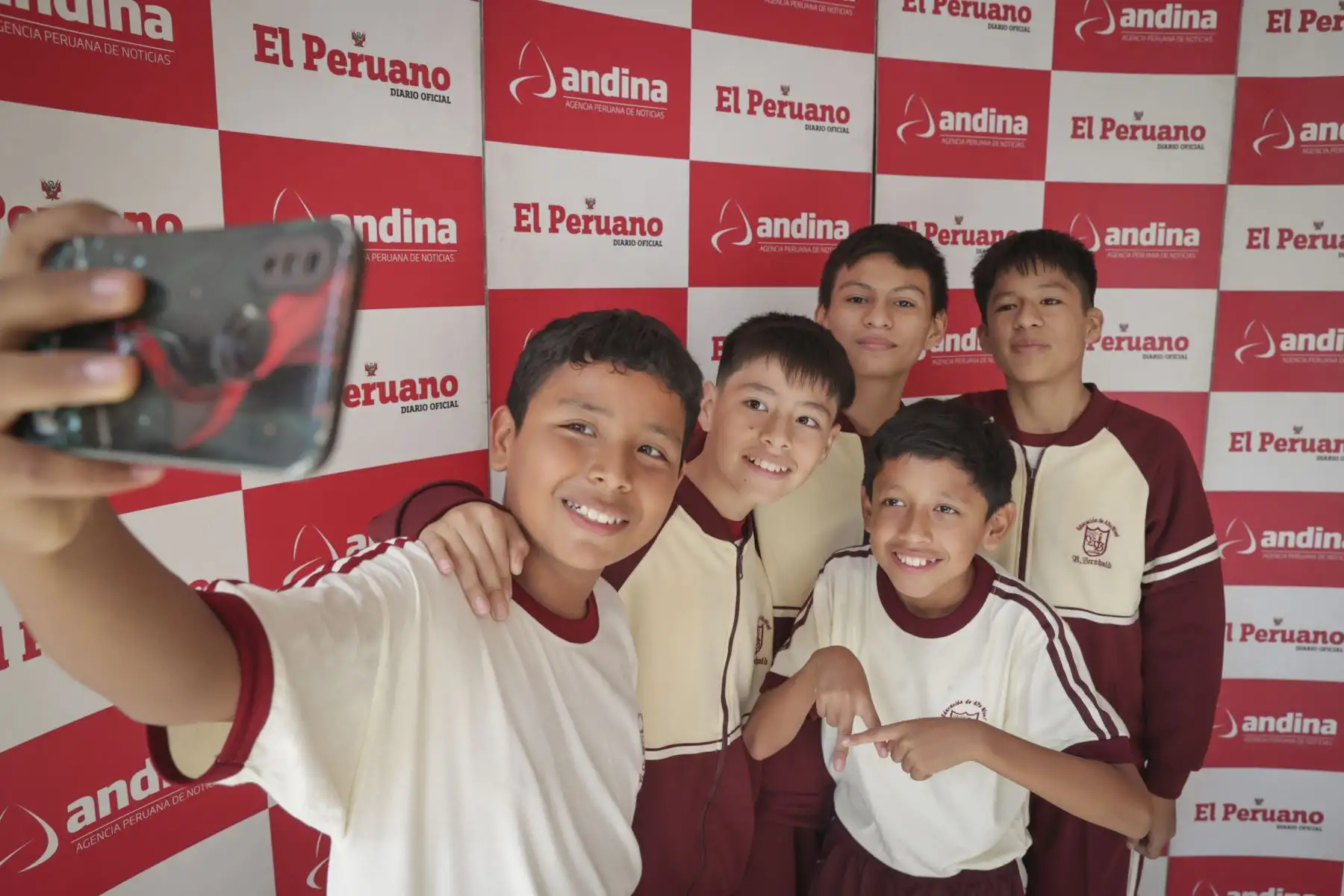 Estudiantes del colegio Liceo Bernhald Bolzano de San Juan de Lurigancho, visitaron este lunes las instalaciones de la Agencia Peruana de Noticias Andina y del Diario Oficial El Peruano, donde conocieron de cerca la labor periodística de ambos medios públicos.
Foto: ANDINA/Andrés Valle