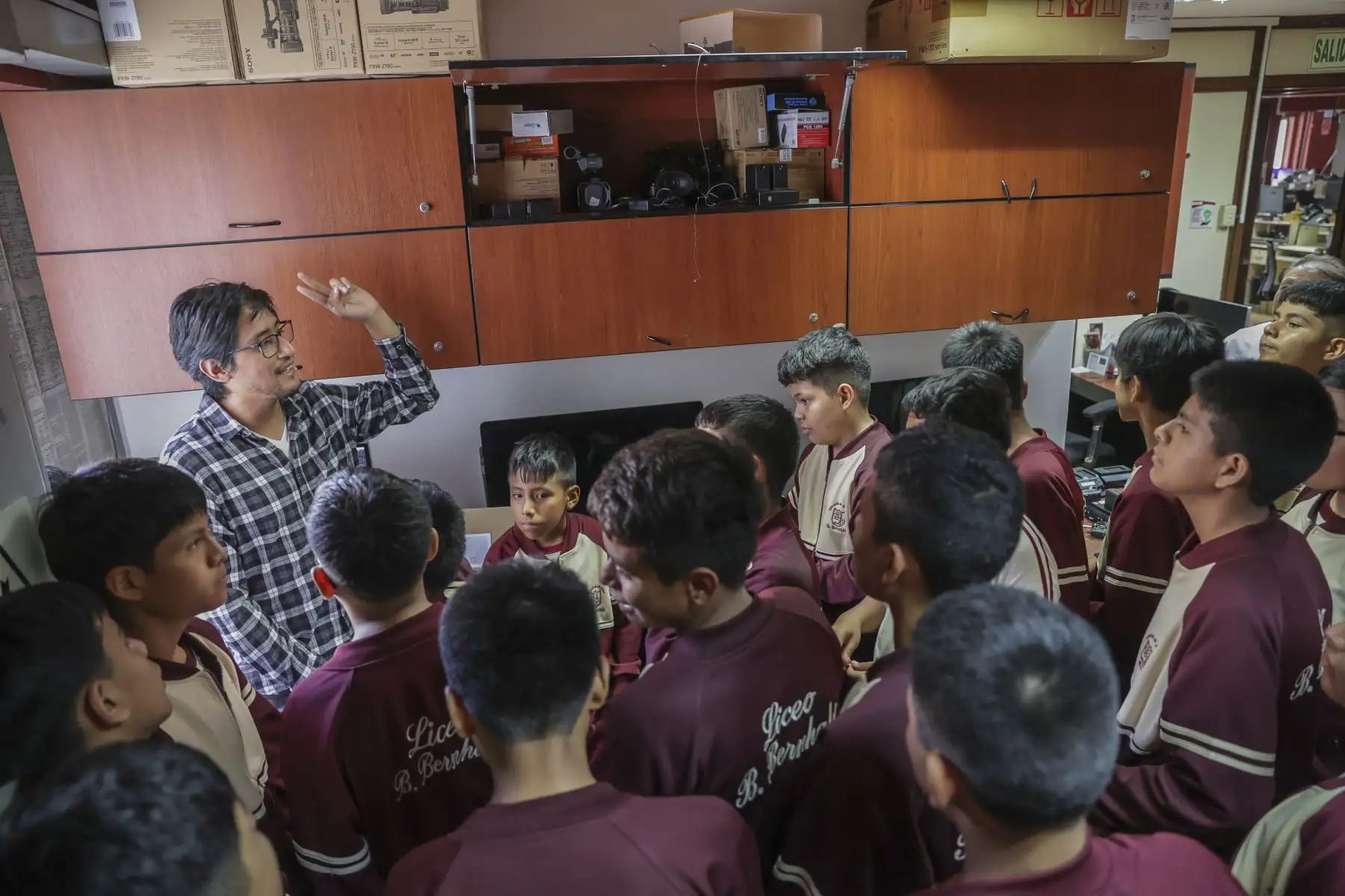 Estudiantes del colegio Liceo Bernhald Bolzano de San Juan de Lurigancho, visitaron este lunes las instalaciones de la Agencia Peruana de Noticias Andina y del Diario Oficial El Peruano, donde conocieron de cerca la labor periodística de ambos medios públicos.
Foto: ANDINA/Andrés Valle
