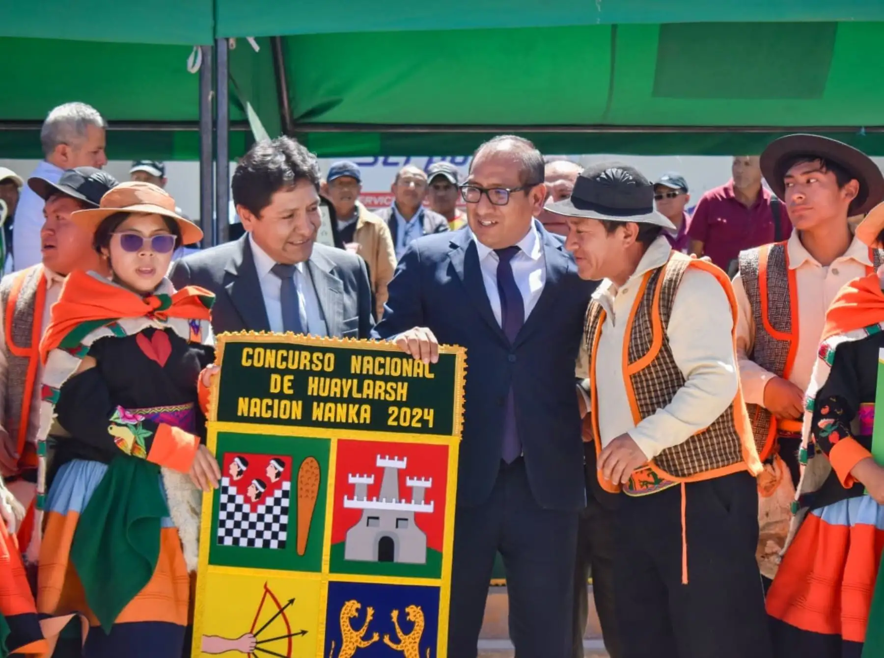 Ganadores del Concurso Nacional de Huaylarsh fueron premiados con el Trofeo Bicentenario y el Escudo Wanka en una ceremonia celebrada en el histórico Parque Huamanmarca de la ciudad de Huancayo. Foto: Pedro Tinoco