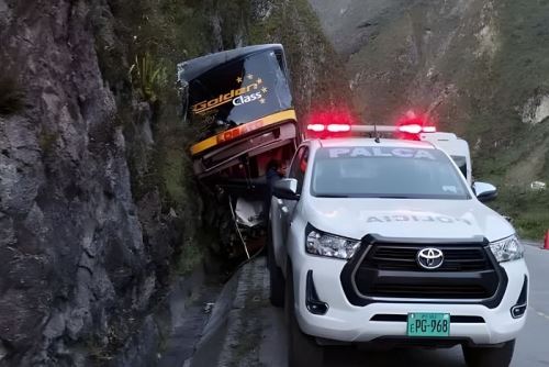 Accidente en  región Junín: choque de bus contra cerro deja un fallecido y 10 heridos