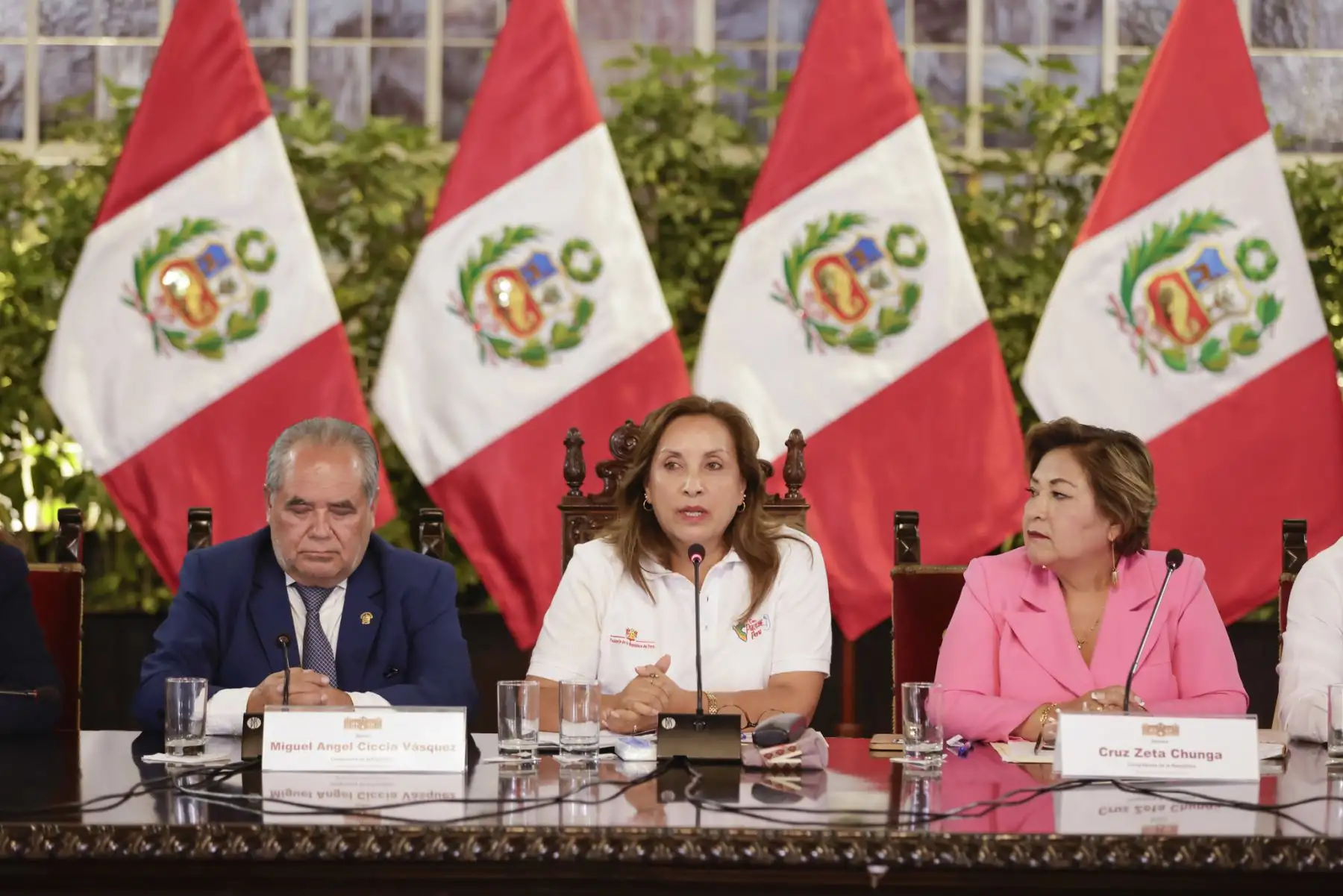 La presidenta de la República, Dina Ercilia Boluarte Zegarra, lideró una reunión de trabajo con congresistas y alcaldes de la región Piura desde Palacio de Gobierno. Foto: ANDINA/Presidencia