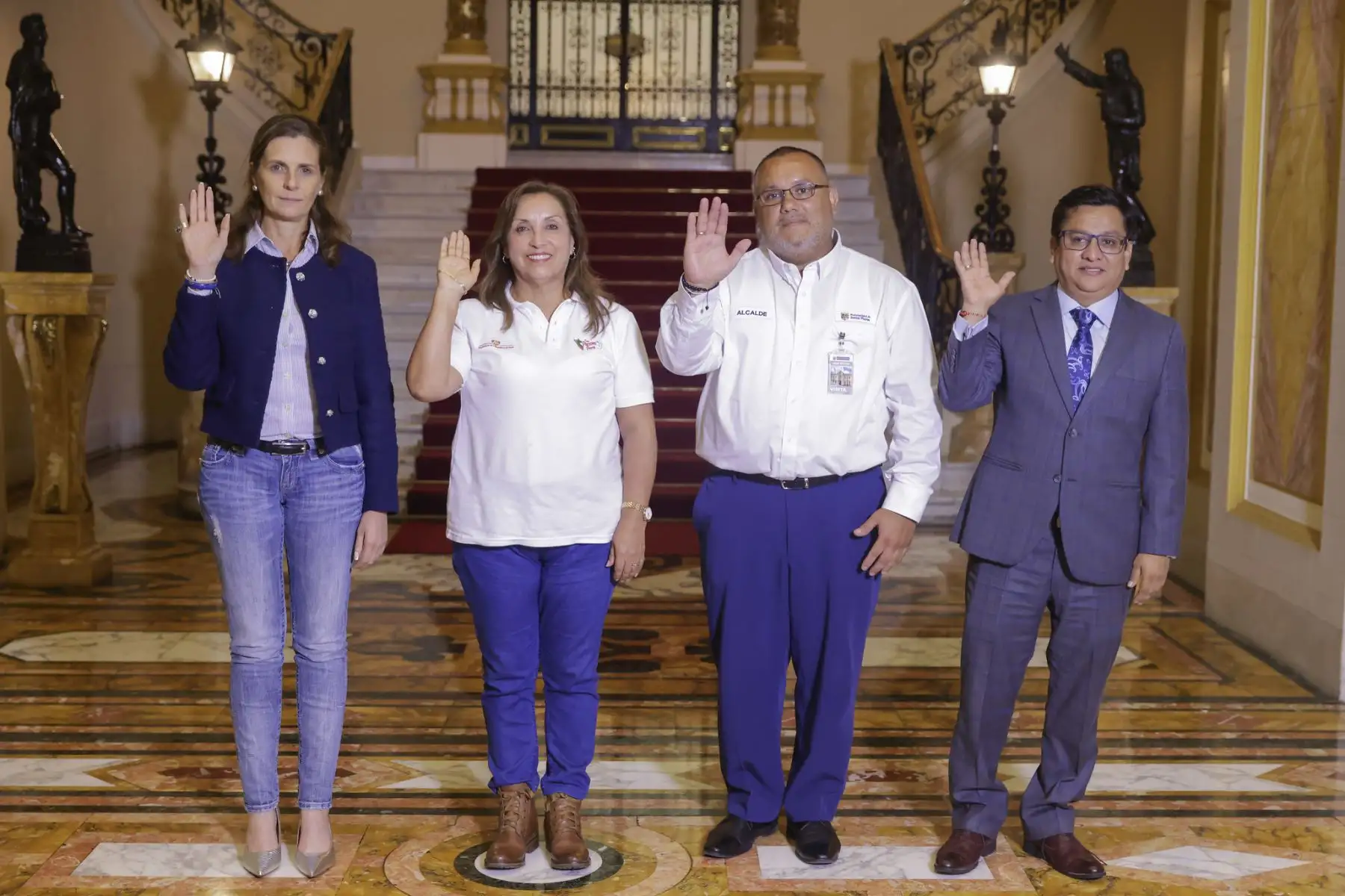 La presidenta de la República, Dina Ercilia Boluarte Zegarra, sostuvo reunión de trabajo con el alcalde de Jesús María, Jesús Gálvez, desde Palacio de Gobierno. Foto: ANDINA/Presidencia