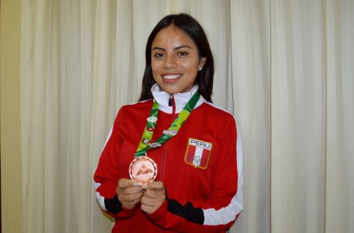 La atleta Jacoba Goicochea Becerra, de 19 años, fue recibida con honores en Cajamarca por su medalla obtenida en los Juegos Bolivarianos de la Juventud Sucre 2024