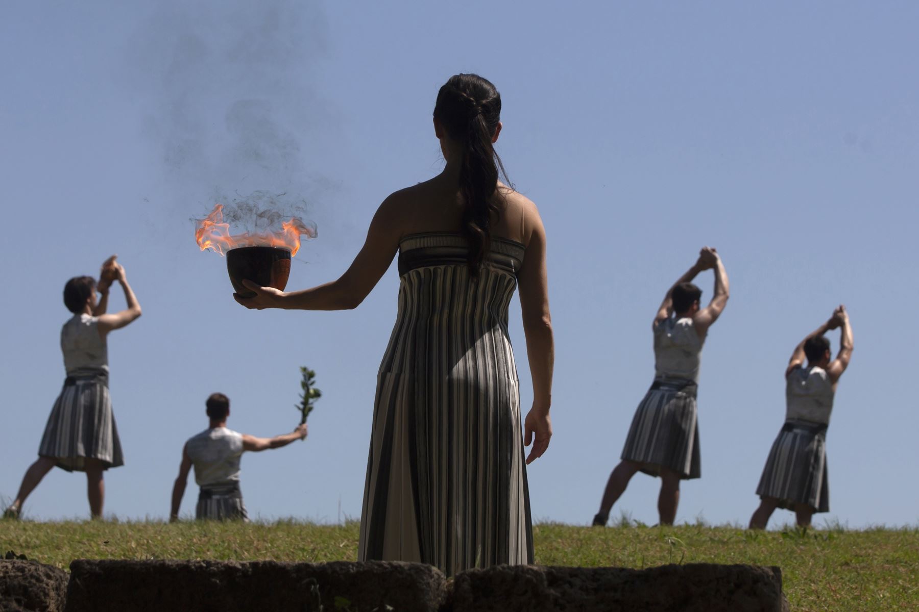 La actriz griega Mary Mina, desempeña el papel de Suma Sacerdotisa y sostiene la llama del caldero con la Llama Olímpica durante el ensayo de la ceremonia de encendido de la llama olímpica para los Juegos Olímpicos de Verano de París 2024. Foto: EFE