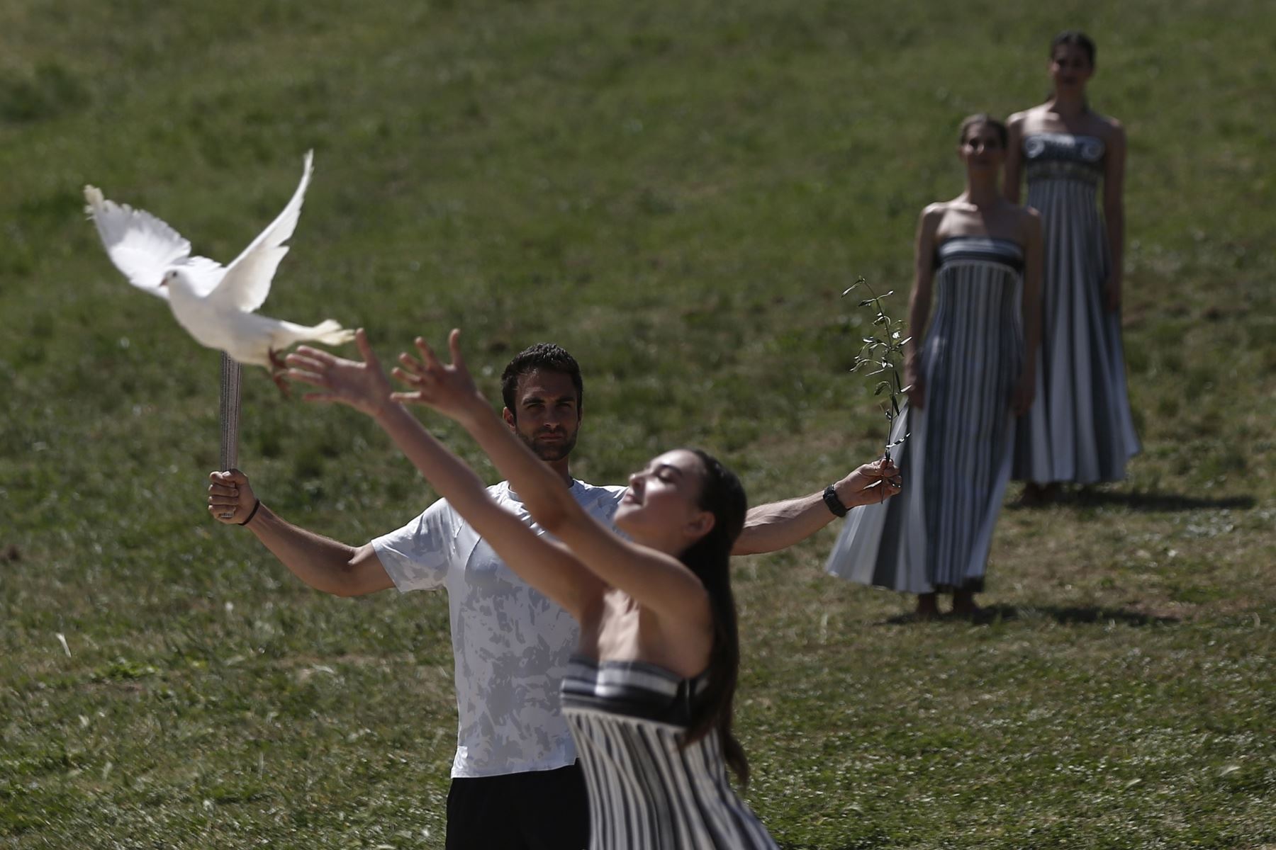 Una actriz en el papel de sacerdotisa, libera una paloma durante la ceremonia de encendido de la llama Olímpica para los Juegos Olímpicos de Verano de París 2024, en el sitio de la Antigua Olimpia, en el sur de Grecia. Foto: EFE