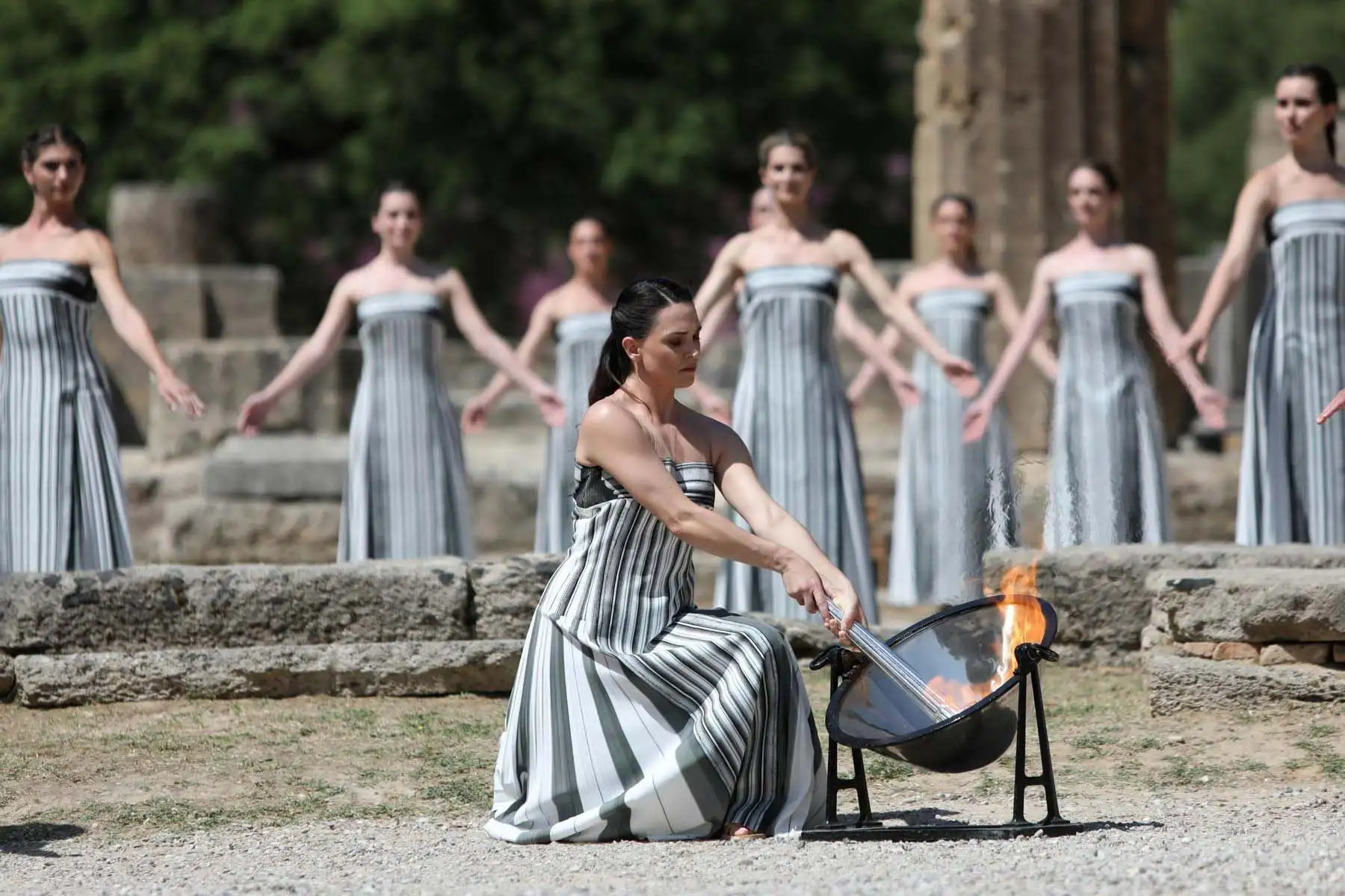 La actriz griega Mary Mina desempeña el papel de Alta Sacerdotisa y participa en el ensayo de la ceremonia de encendido de la Llama Olímpica, en el sitio de la Antigua Olimpia en el Peloponeso, al sur de Grecia. Foto: EFE