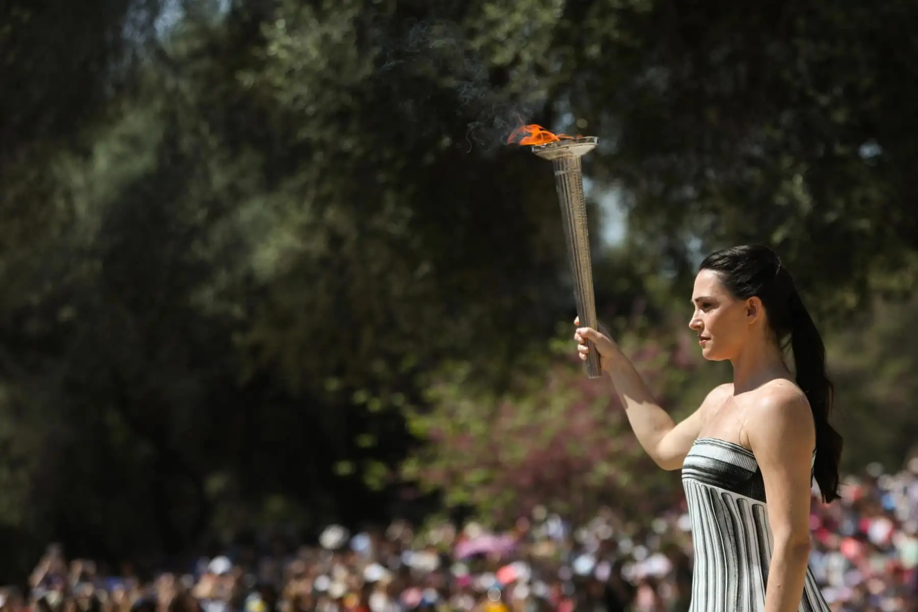 La actriz griega Mary Mina en el papel de Suma Sacerdotisa levanta la antorcha de la Llama Olímpica durante el ensayo de la ceremonia de encendido de la Llama Olímpica para los Juegos Olímpicos de Verano de París 2024, en el sitio de la Antigua Olimpia en el Peloponeso, sur de Grecia. Foto: EFE