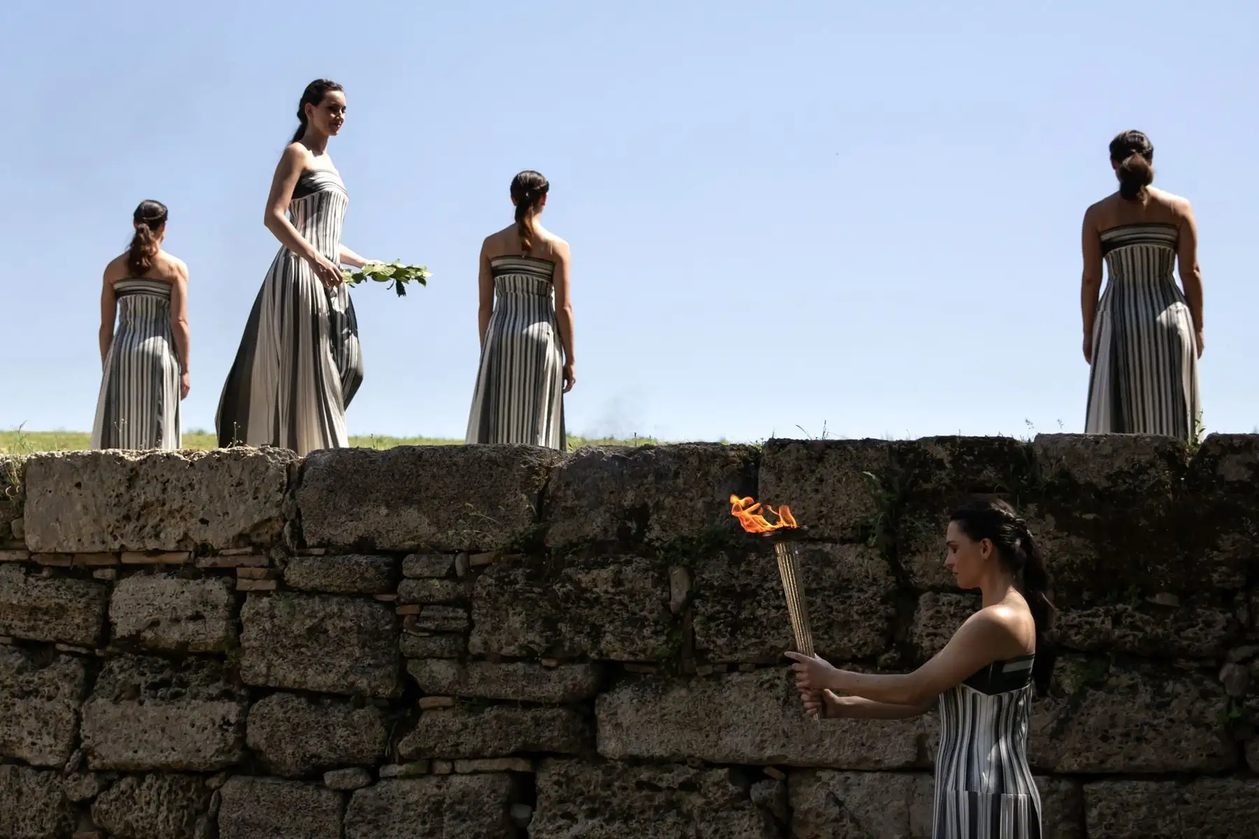 La actriz griega Mary Mina en el papel de Suma Sacerdotisa levanta la antorcha de la Llama Olímpica durante el ensayo de la ceremonia de encendido de la Llama Olímpica para los Juegos Olímpicos de Verano de París 2024, en el sitio de la Antigua Olimpia en el Peloponeso, sur de Grecia. Foto: EFE