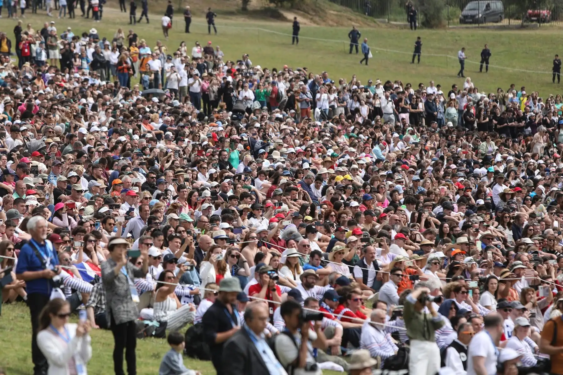 La gente se reúne para ver la ceremonia de encendido de la llama Olímpica para los Juegos Olímpicos de Verano de París 2024, frente al Templo de Hera en la Antigua Olimpia, Grecia, el 16 de abril de 2024. Foto: EFE