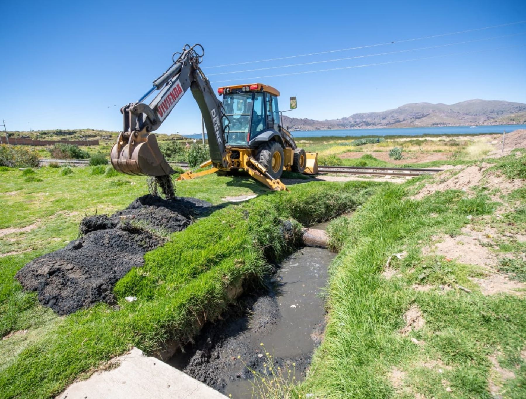 Maquinaria del Ministerio de Vivienda inició la limpieza de canales afluentes del lago Titicaca para mejorar el entorno del emblemático atractivo turístico de Puno. Foto: ANDINA/difusión.