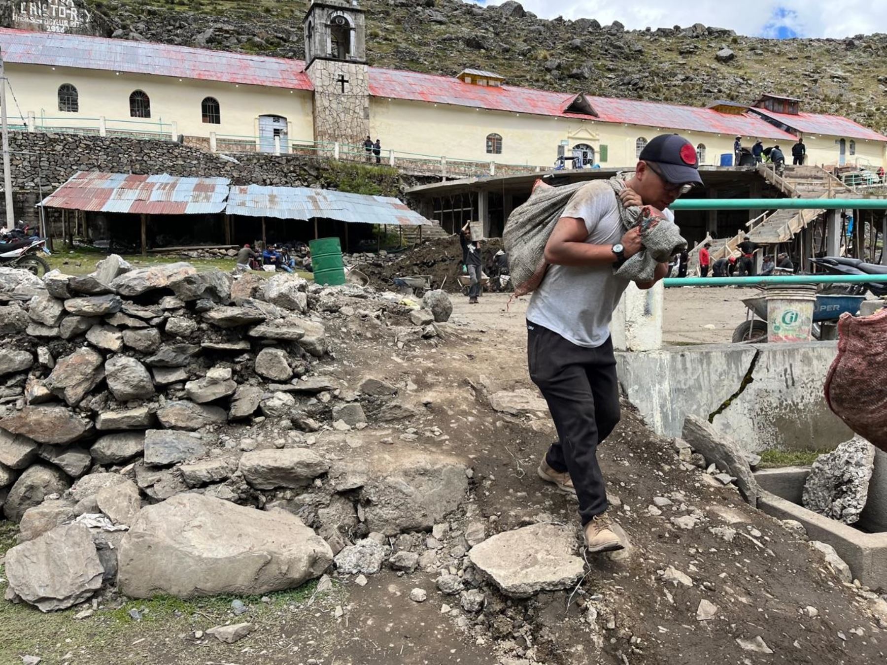 Las obras de remodelación que se realizan en el santuario del Señor de Qoyllur Riti, ubicado en el paraje Sinakara, al pie del nevado Colque Punko, en Cusco, registra un avance del 80 %. ANDINA/Percy Hurtado Santillán