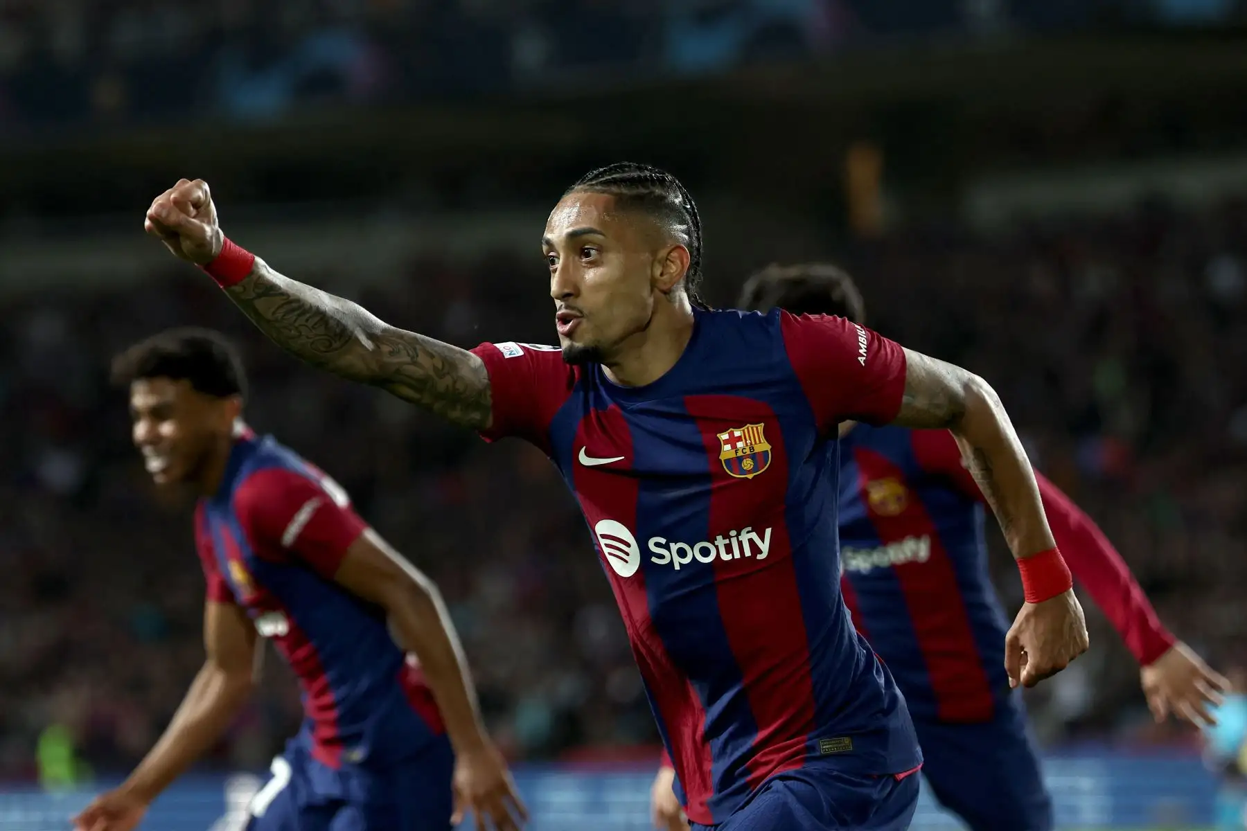 El delantero brasileño del Barcelona,  Raphinha celebra después de marcar el primer gol de su equipo durante el partido de fútbol de vuelta de los cuartos de final de la Liga de Campeones de la UEFA entre el FC Barcelona y el Paris SG en el Estadi Olimpic Lluis Companys de Barcelona.
Foto: AFP