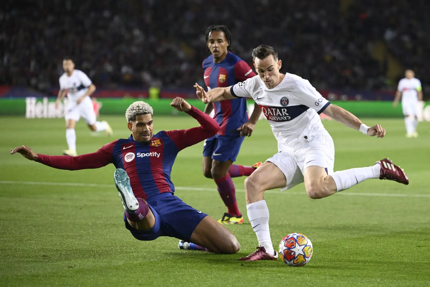 El defensor uruguayo del Barcelona , Ronald Araujo  lucha por el balón con el centrocampista español del Paris Saint-Germain, Fabián Ruiz durante el partido de fútbol de vuelta de los cuartos de final de la Liga de Campeones de la UEFA entre el FC Barcelona y el Paris SG en el Estadi Olimpic Lluis Companys en Barcelona.
Foto: AFP