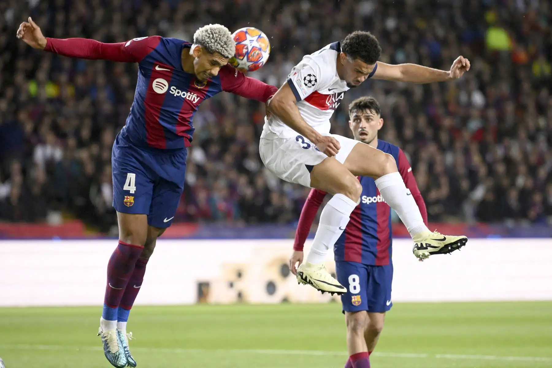 El defensa uruguayo del Barcelona , Ronald Araujo y el defensa francés del Paris Saint-Germain,  Presnel Kimpembe saltan al balón durante el partido de vuelta de los cuartos de final de la Liga de Campeones de la UEFA entre el FC Barcelona y el Paris SG en el Estadi Olimpic Lluis Companys de Barcelona.
Foto: AFP