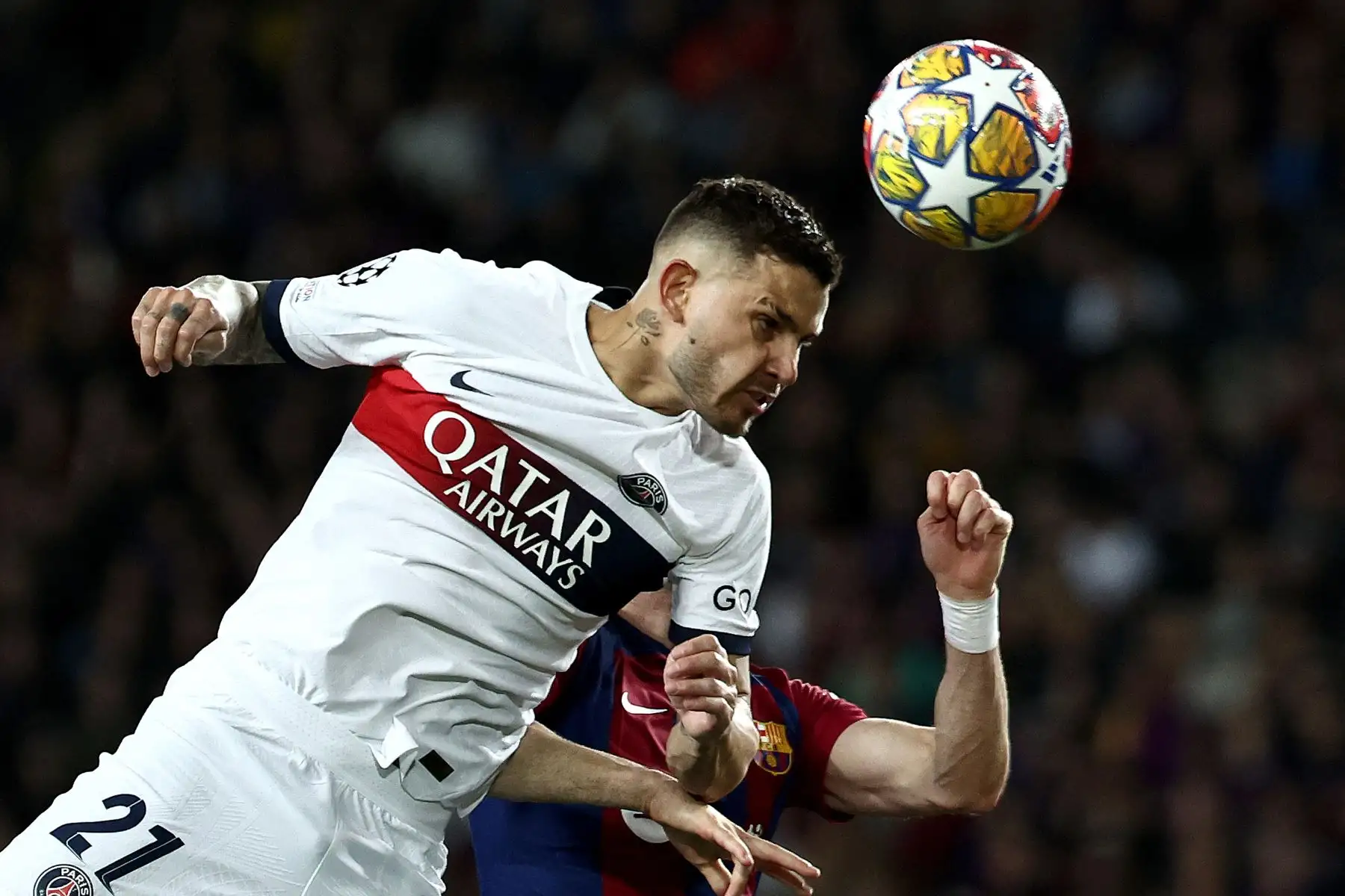 El defensor francés del Paris Saint-Germain, Lucas Hernández, encabeza el balón durante el partido de fútbol de vuelta de los cuartos de final de la Liga de Campeones de la UEFA entre el FC Barcelona y el Paris SG en el Estadi Olimpic Lluis Companys de Barcelona.
Foto: AFP