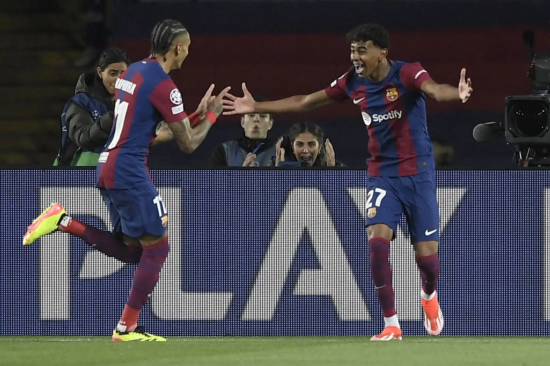 El delantero brasileño del Barcelona, Raphinha celebra con el delantero español del Barcelona, Lamine Yamal después de anotar el primer gol de su equipo durante el partido de vuelta de los cuartos de final de la Liga de Campeones de la UEFA entre el FC Barcelona y el Paris SG en el Estadi Olimpic Lluis Companys de Barcelona.
Foto: AFP