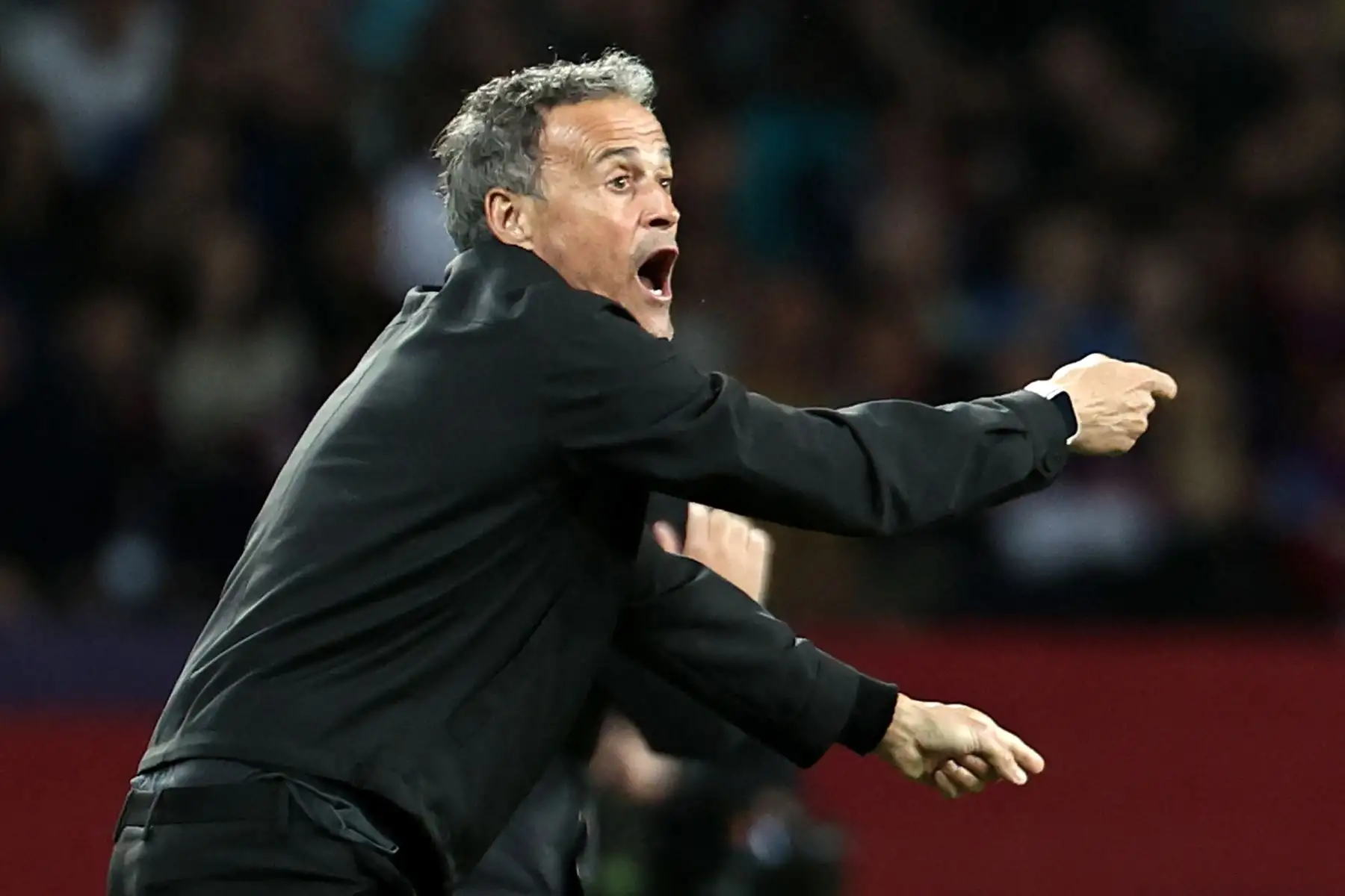 El entrenador español del Paris Saint-Germain, Luis Enrique, hace gestos durante el partido de fútbol de vuelta de los cuartos de final de la Liga de Campeones de la UEFA entre el FC Barcelona y el Paris SG en el Estadi Olimpic Lluis Companys de Barcelona.
Foto: AFP