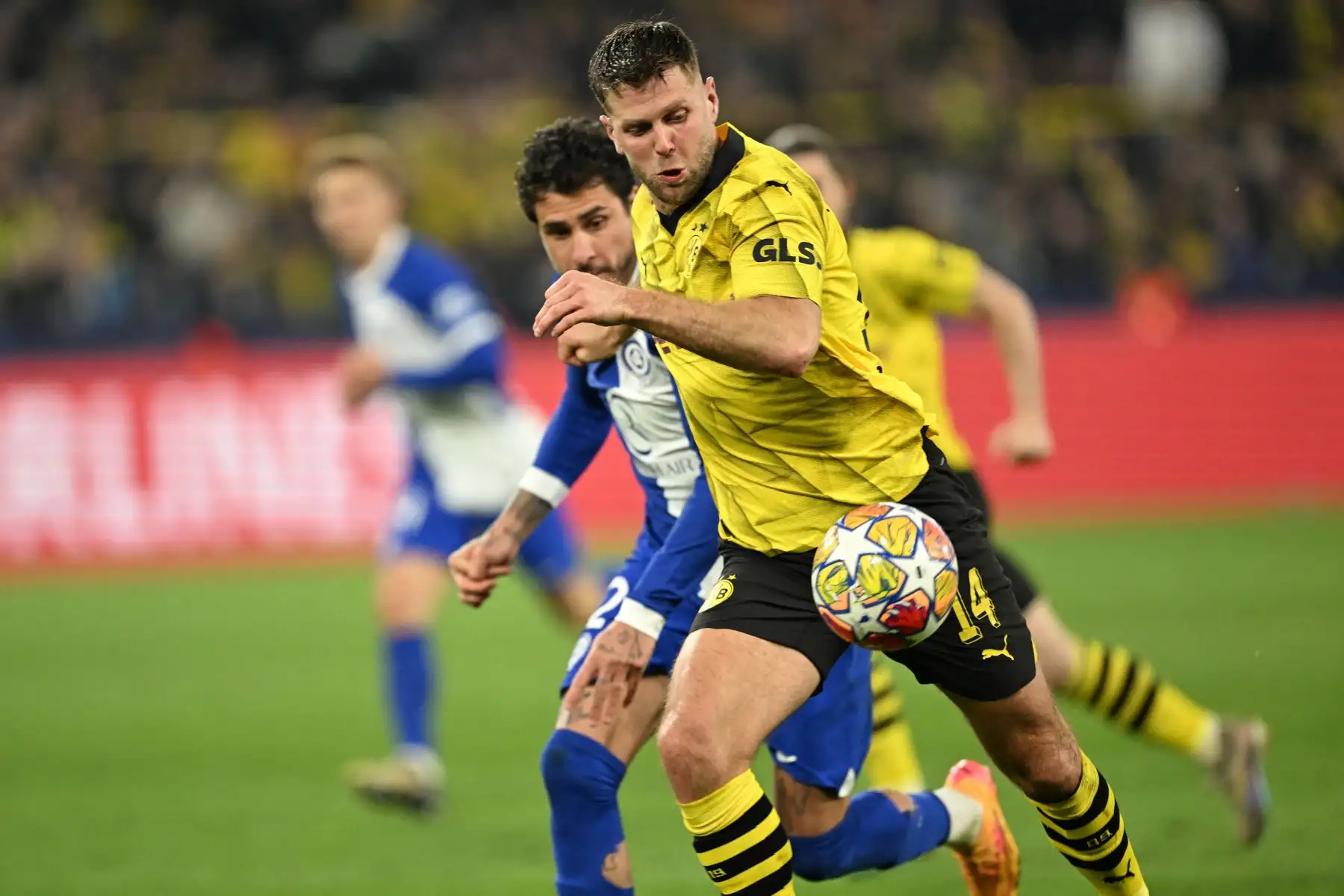 El defensor uruguayo del Atlético de Madrid, José Giménez  y el delantero alemán del Dortmund #14 Niclas Fuellkrug compiten por el balón durante el partido de fútbol de vuelta de los cuartos de final de la Liga de Campeones de la UEFA entre el Borussia Dortmund y el Atlético de Madrid en Dortmund.
Foto: AFP