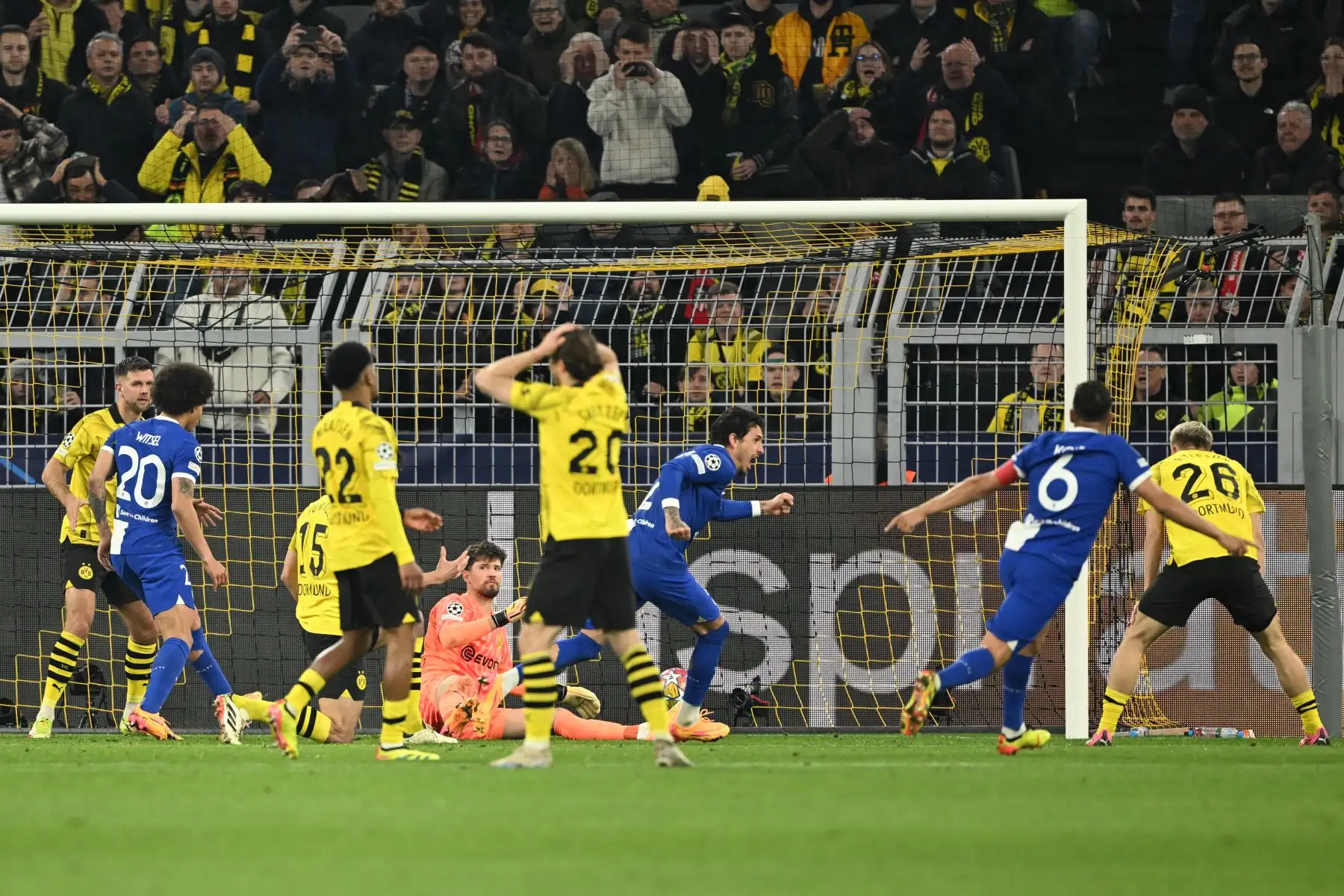 Los jugadores del Atlético celebran después de que el defensa alemán del Dortmund , Mats Hummels anotara un gol en propia meta 2:1 durante el partido de fútbol de vuelta de los cuartos de final de la Liga de Campeones de la UEFA entre el Borussia Dortmund y el Atlético de Madrid en Dortmund.
Foto: AFP