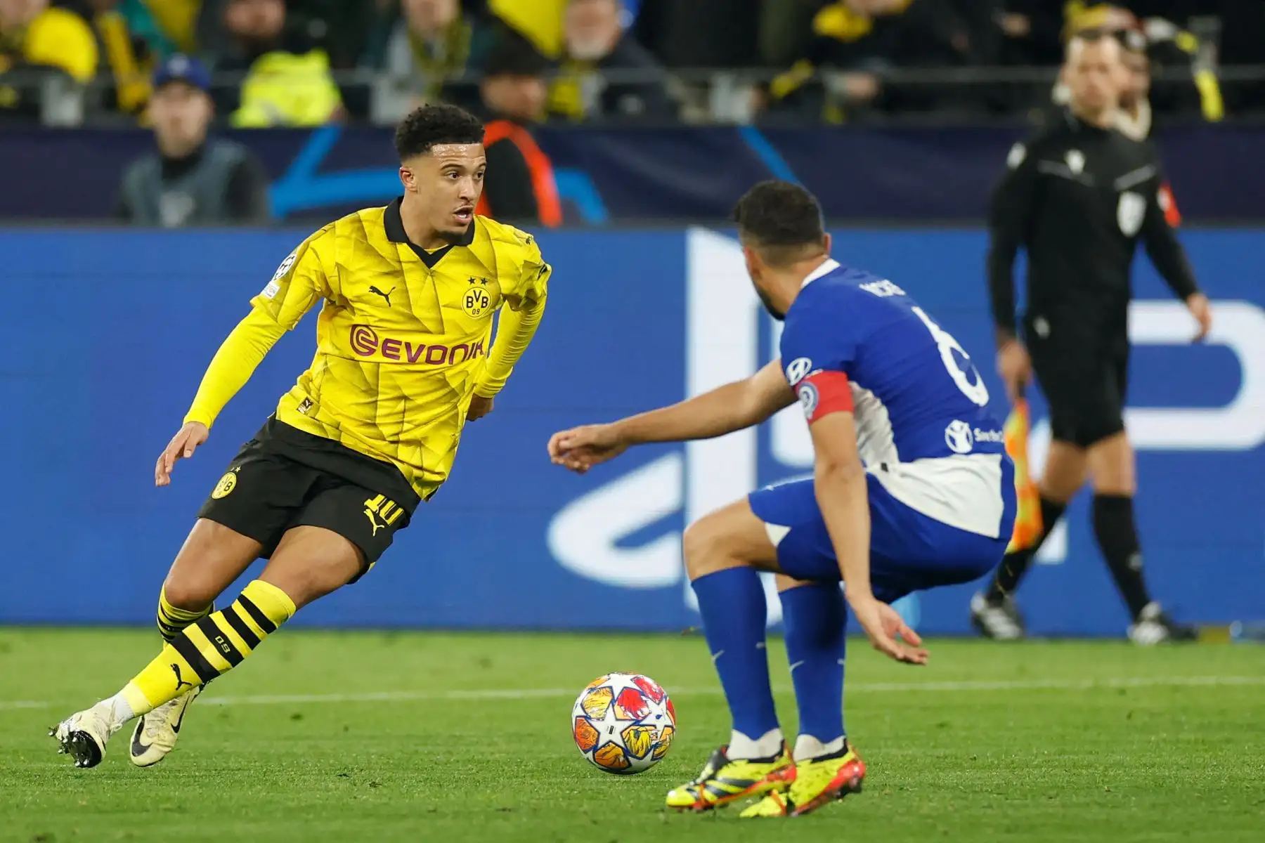El centrocampista inglés del Dortmund, Jadon Sancho  y el centrocampista español del Atlético de Madrid, Koke compiten por el balón durante el partido de fútbol de vuelta de los cuartos de final de la Liga de Campeones de la UEFA entre el Borussia Dortmund y el Atlético de Madrid en Dortmund.
Foto: AFP