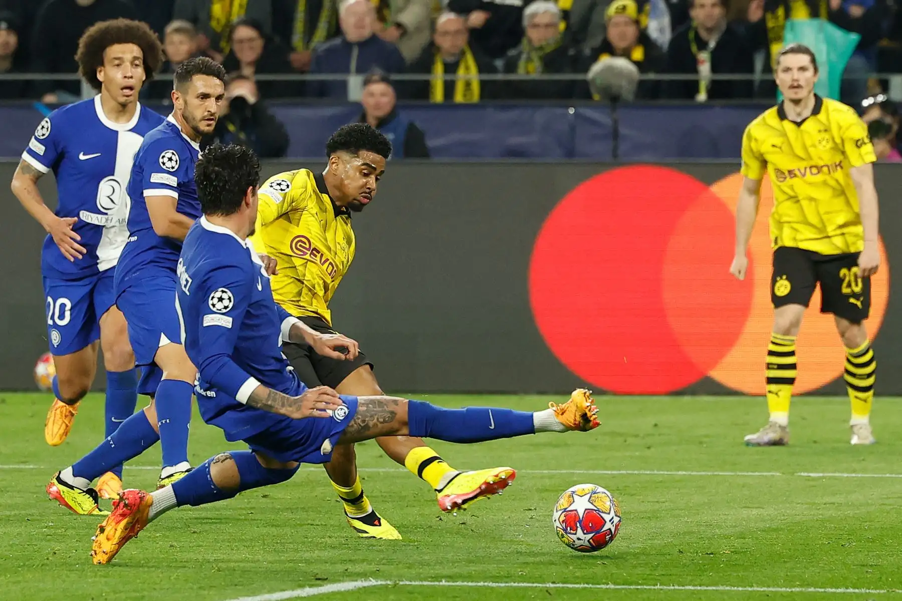 El defensor holandés  del Dortmund, Ian Maatsen, anota el gol de 2-0 con sus compañeros de equipo durante el partido de fútbol de vuelta de los cuartos de final de la Liga de Campeones de la UEFA entre el Borussia Dortmund y el Atlético de Madrid en Dortmund, Alemania occidental.
Foto: AFP