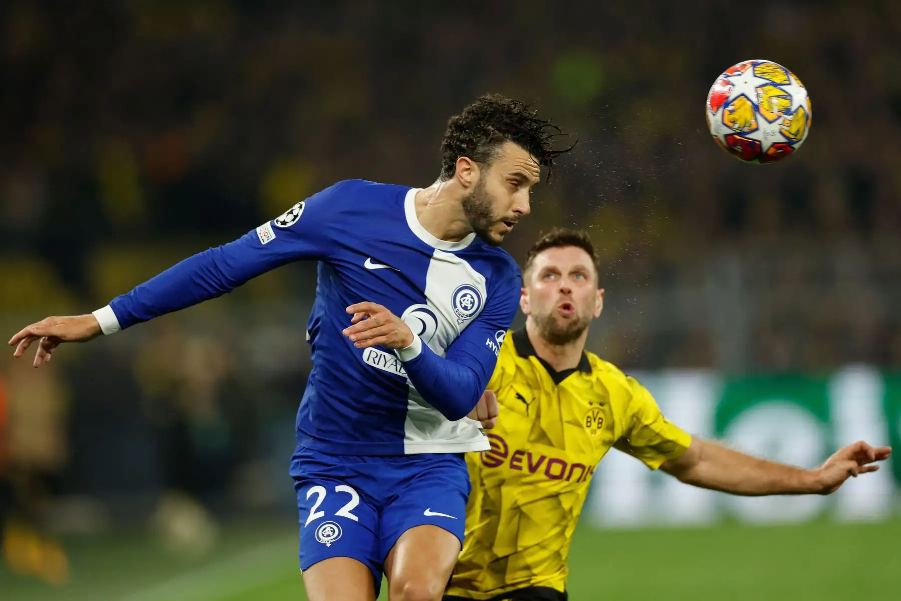 El defensor español del Atlético de Madrid  Mario Hermoso  y el delantero alemán del Dortmund,  Niclas Fuellkrug compiten por el balón durante el partido de fútbol de vuelta de los cuartos de final de la Liga de Campeones de la UEFA entre el Borussia Dortmund y el Atlético de Madrid en Dortmund.
Foto: AFP