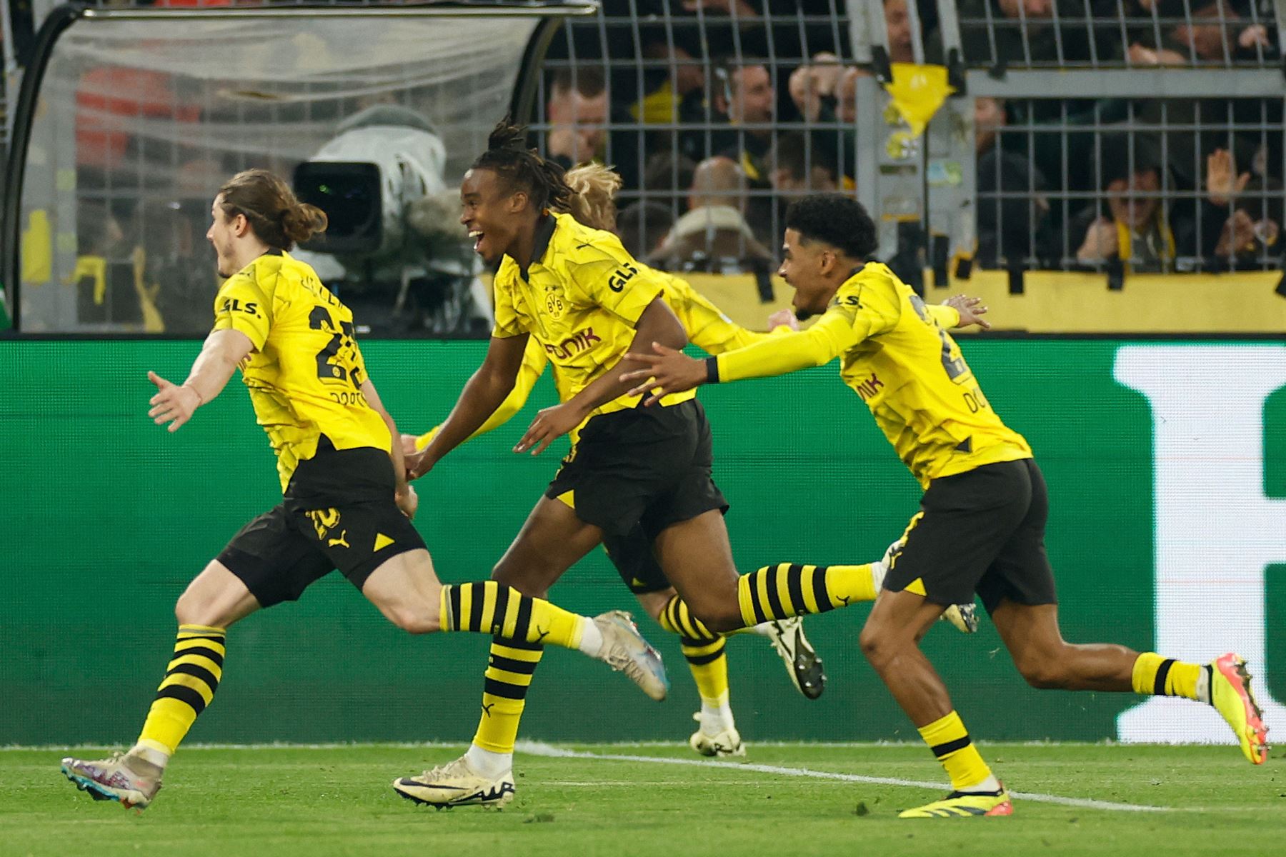 El centrocampista austriaco de Dortmund Marcel Sabitzer celebra marcar el gol 4-2 con sus compañeros de equipo durante el partido de fútbol de vuelta de los cuartos de final de la Liga de Campeones de la UEFA entre el Borussia Dortmund y el Atlético de Madrid en Dortmund.Foto: AFP