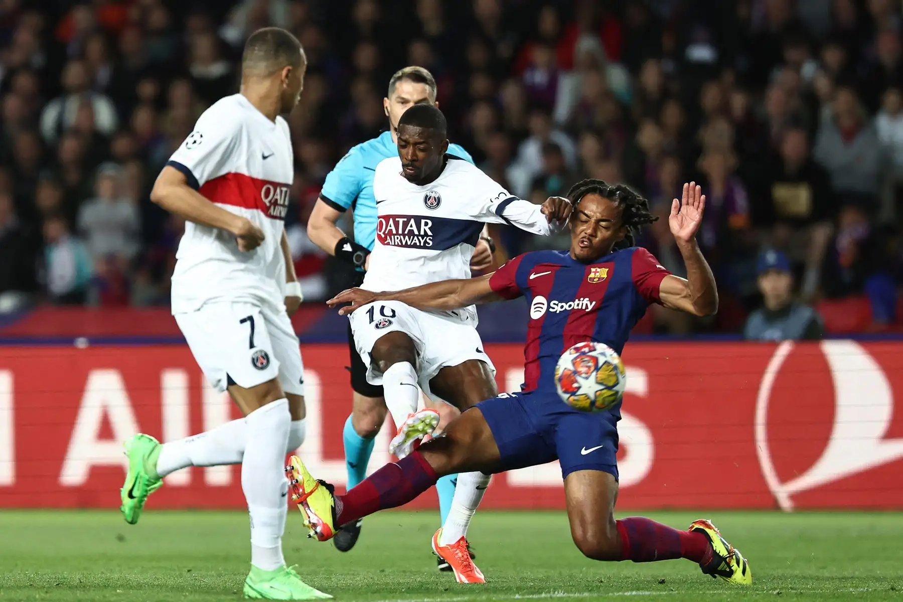 El delantero francés del Paris Saint-Germain,  Ousmane Dembélé compite con el defensor francés del Barcelona, Jules Kounde durante el partido de fútbol de vuelta de los cuartos de final de la Liga de Campeones de la UEFA entre el FC Barcelona y el Paris SG en el Estadi Olimpic Lluis Companys de Barcelona.
Foto: AFP