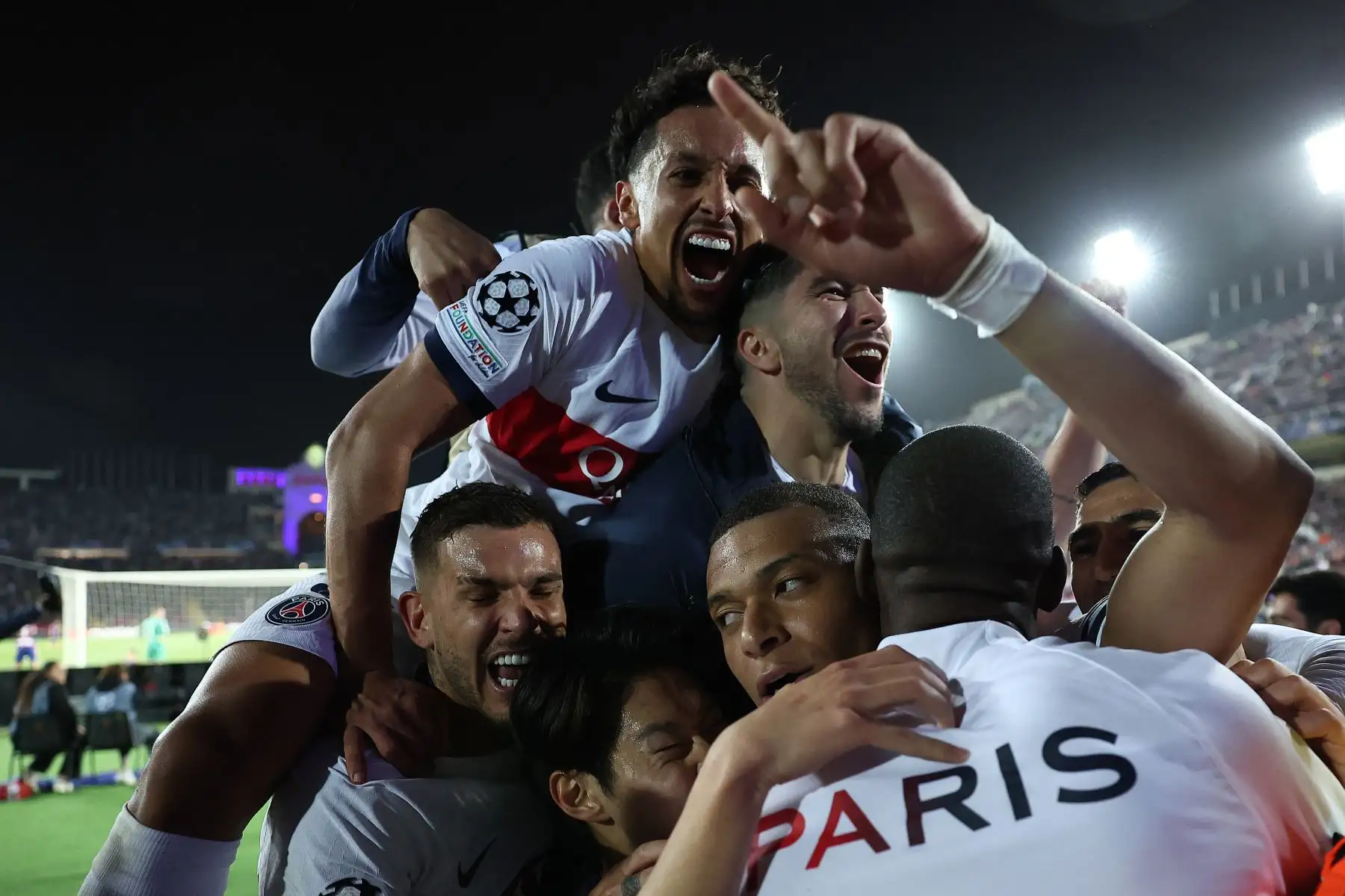 El delantero francés  del Paris Saint-Germain, Kylian Mbappé, celebra marcar su segundo gol y el cuarto gol de su equipo durante el partido de fútbol de vuelta de los cuartos de final de la Liga de Campeones de la UEFA entre el FC Barcelona y el Paris SG en el Estadi Olimpic Lluis Companys de Barcelona.
Foto: AFP
