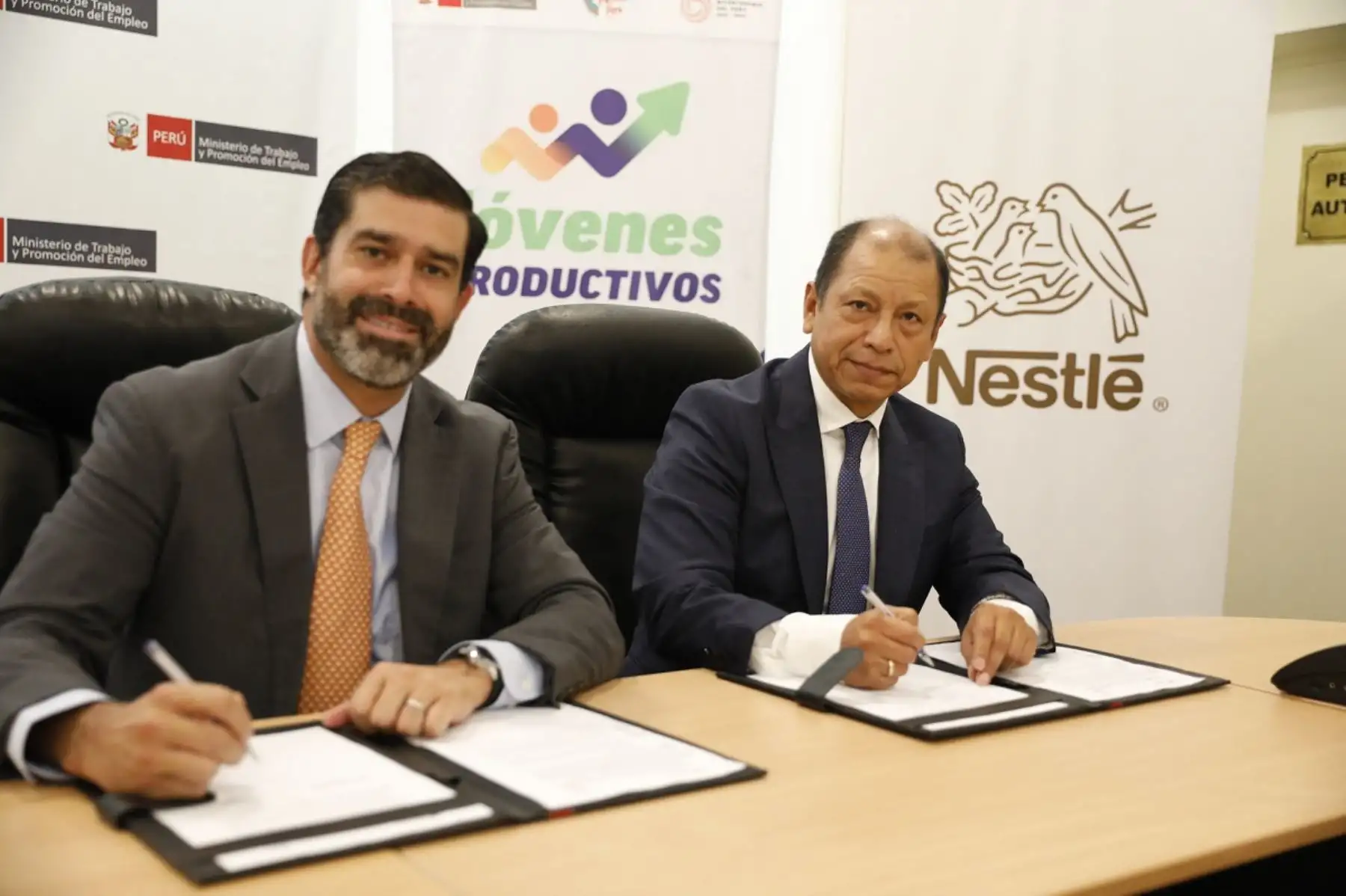 Javier León, Gerente de Asuntos Corporativos y Comunicación Externa de Nestlé para Perú y Bolivia, y el Ministro de Trabajo y Promoción del Empleo, Daniel Ysau Maurate Romero, firmaron el convenio para capacitar a 100 jóvenes en situación de vulnerabilidad. Foto: Cortesía.