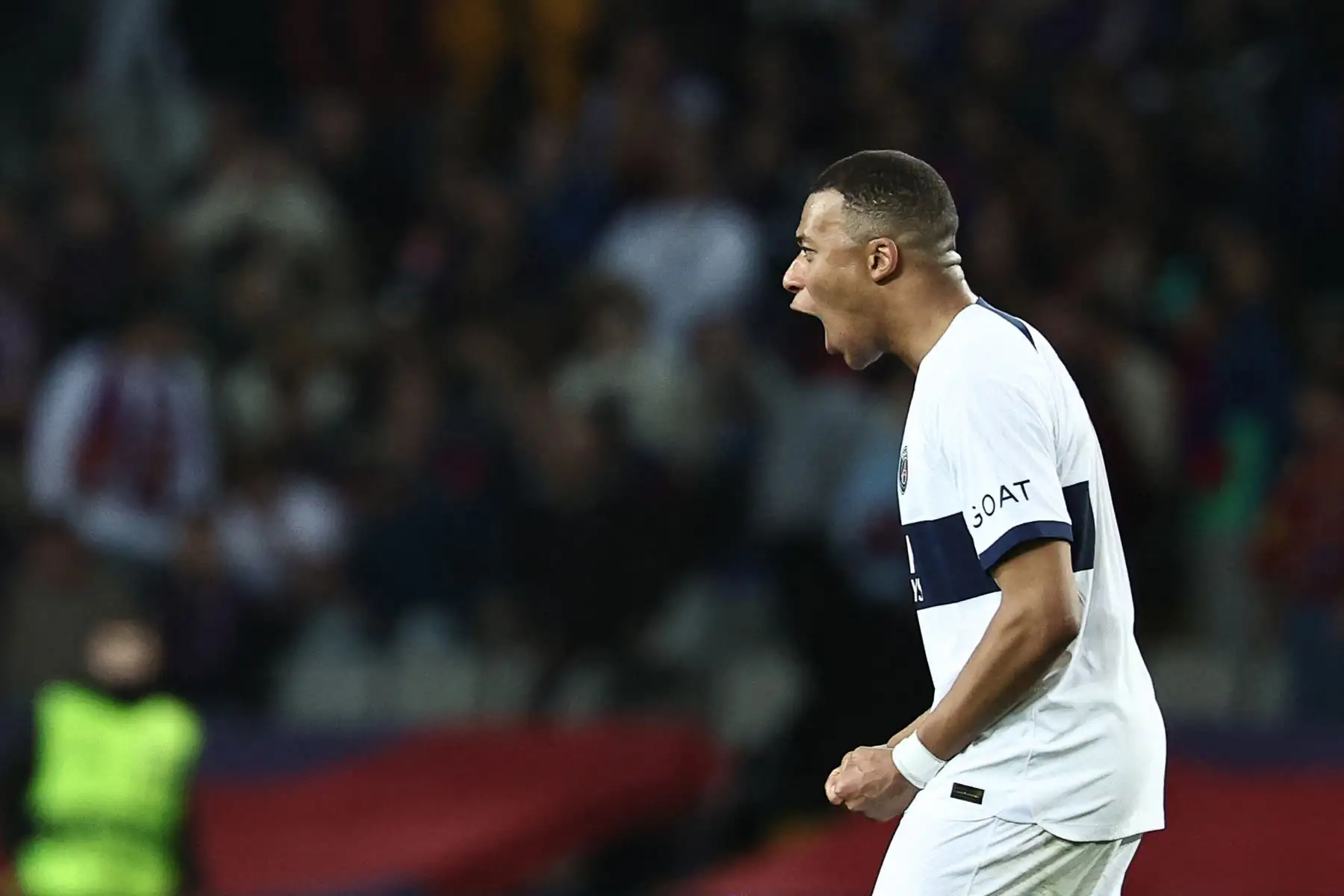 El delantero francés  del Paris Saint-Germain, Kylian Mbappe, celebra la victoria al final del partido de fútbol de vuelta de los cuartos de final de la Liga de Campeones de la UEFA entre el FC Barcelona y el Paris SG en el Estadi Olimpic Lluis Companys de Barcelona.
Foto: AFP