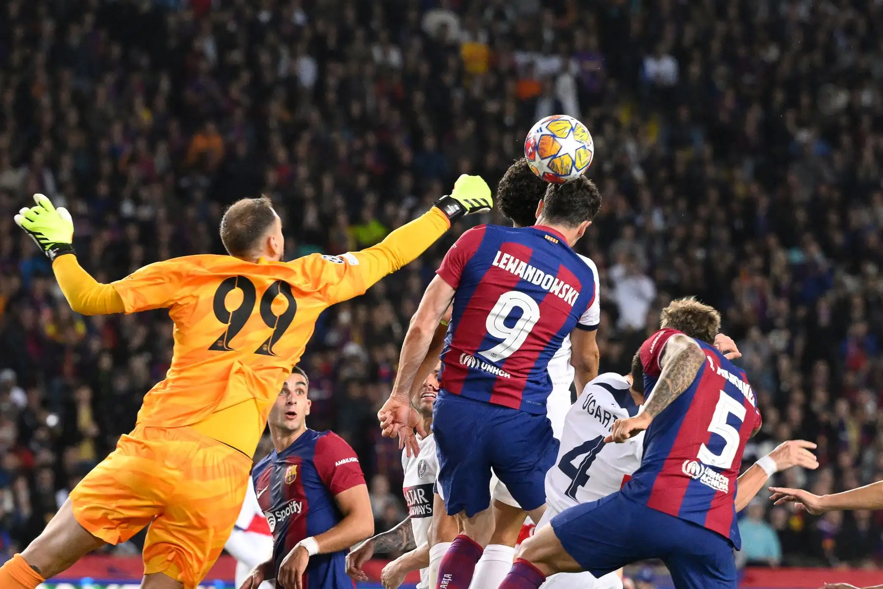 El delantero polaco del Barcelona, Robert Lewandowski salta por el balón junto al portero italiano del Paris Saint-Germain #99 Gianluigi Donnarumma durante el partido de fútbol de vuelta de los cuartos de final de la Liga de Campeones de la UEFA entre el FC Barcelona y el Paris SG en el Estadi Olimpic Lluis Companys de Barcelona.
Foto: AFP
