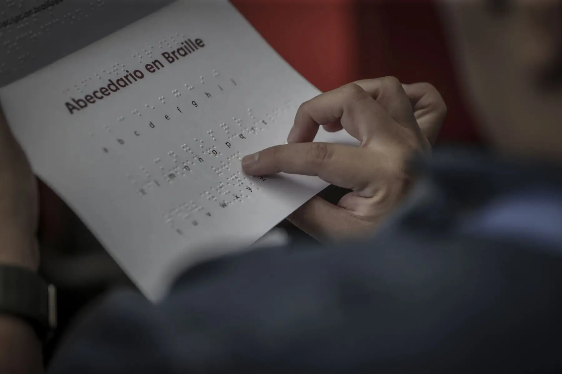 La Biblioteca Nacional del Perú (BNP) lanzó el servicio de transcripción e impresión en sistema Braille para restaurantes y empresas hoteleras. El servicio que tendrá un costo accesible, está a cargo de personas con discapacidad visual especializados en adaptación e impresión en sistema Braille y permitira que los restaurantes y los diferentes negocios puedan ofrecer sus menús, cartas y servicios en braille.
Foto: ANDINA/Andrés Valle